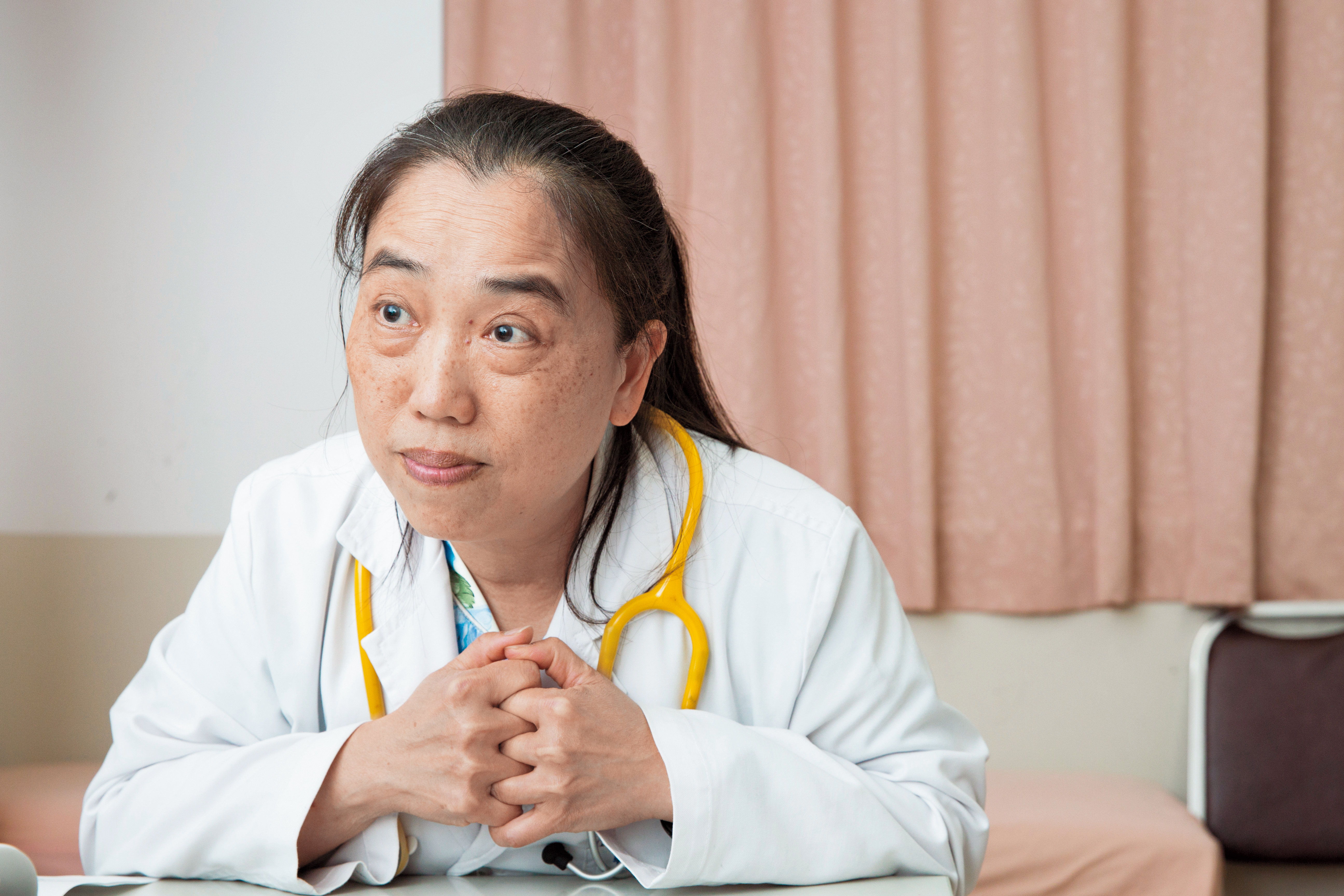 台北市聯醫婦幼院區婦幼小兒科主任方麗容說明網購母乳的高風險。