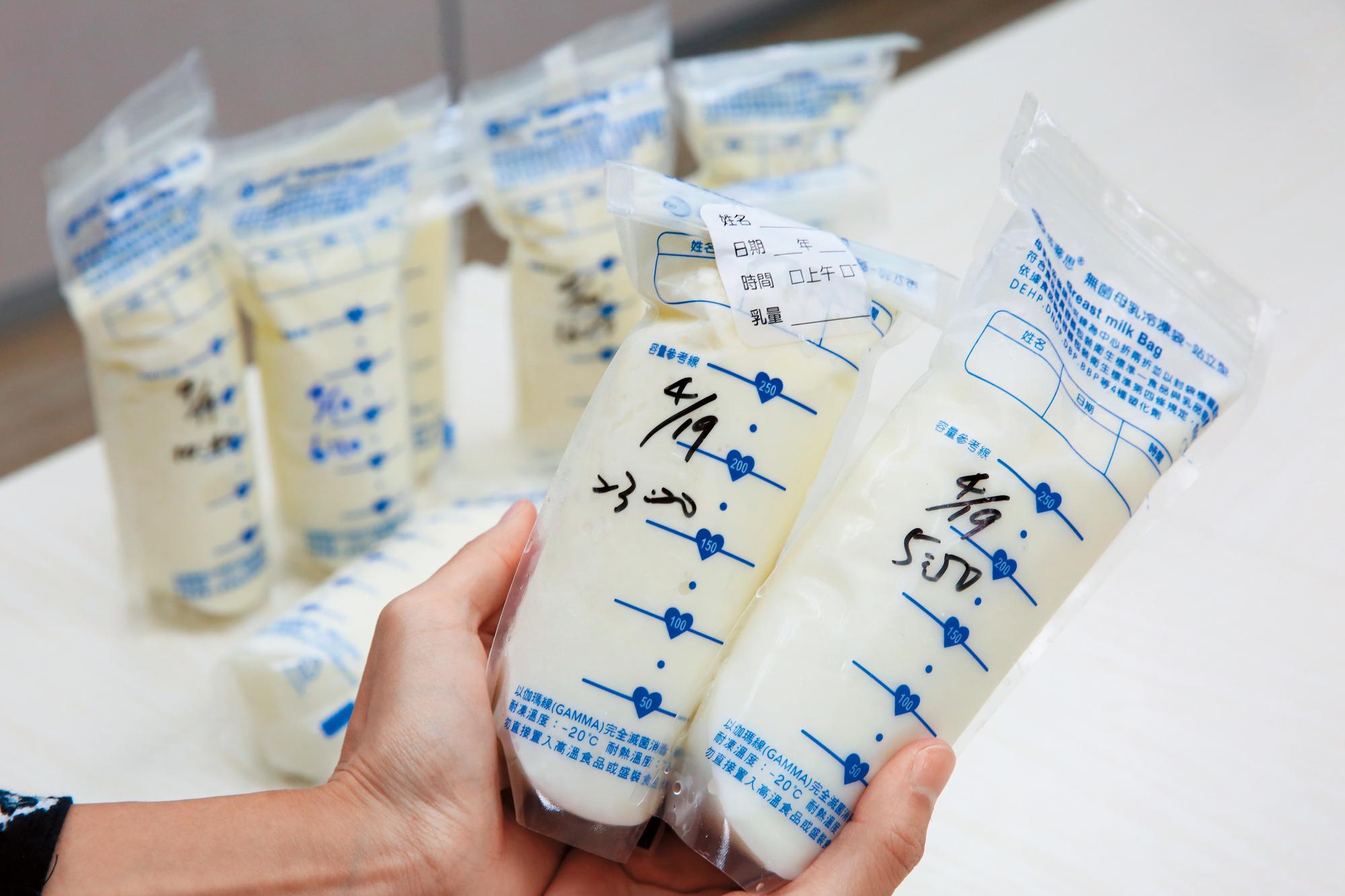 即便有保冷袋保冰，但小如的冷凍母乳不敵外在的高溫，已經融化、退冰。