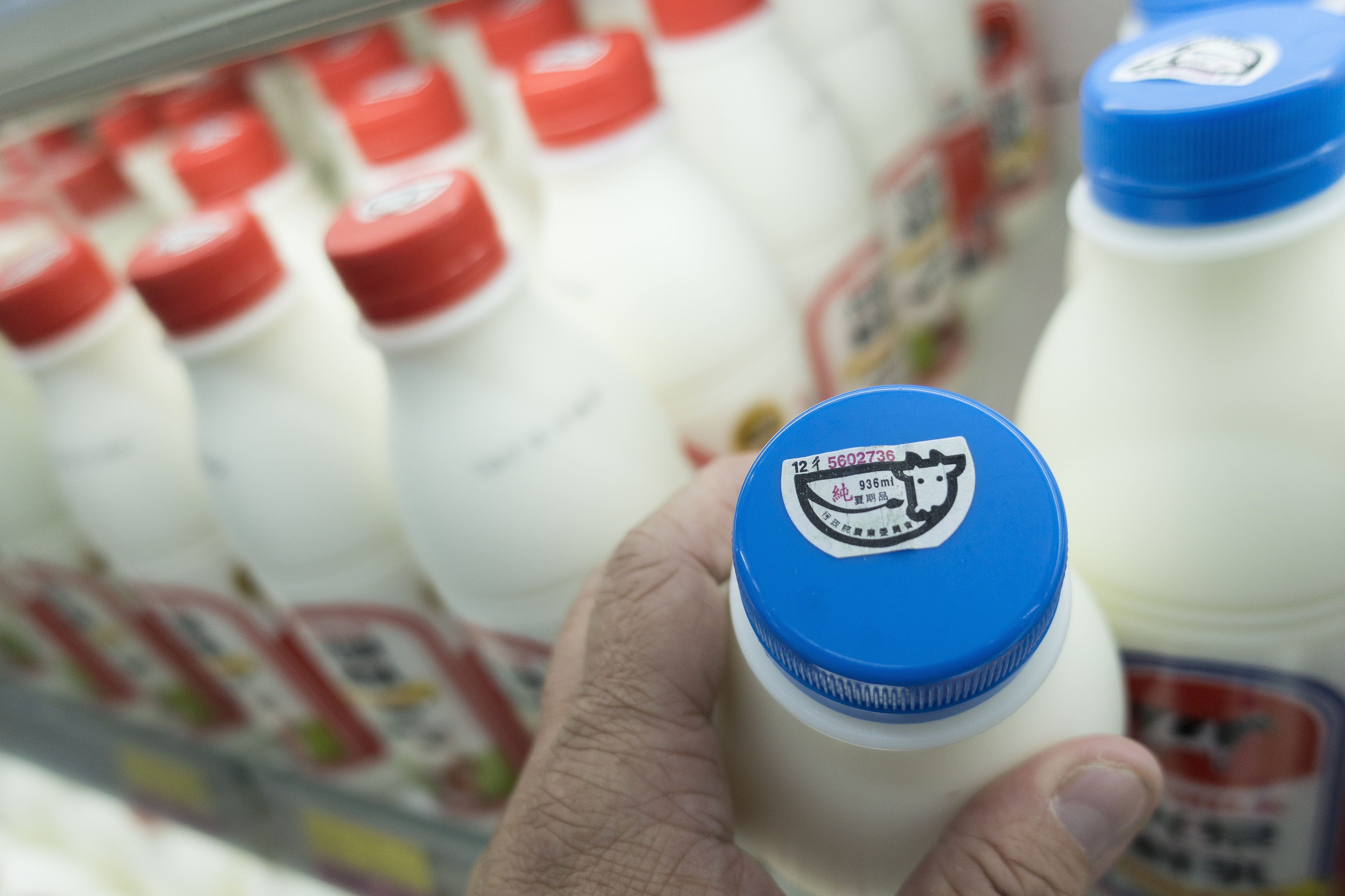 賣場架上各式鮮奶一字排開，消費者光靠鮮乳標章仍難以分辨哪個是鮮乳，哪個則是還原乳。