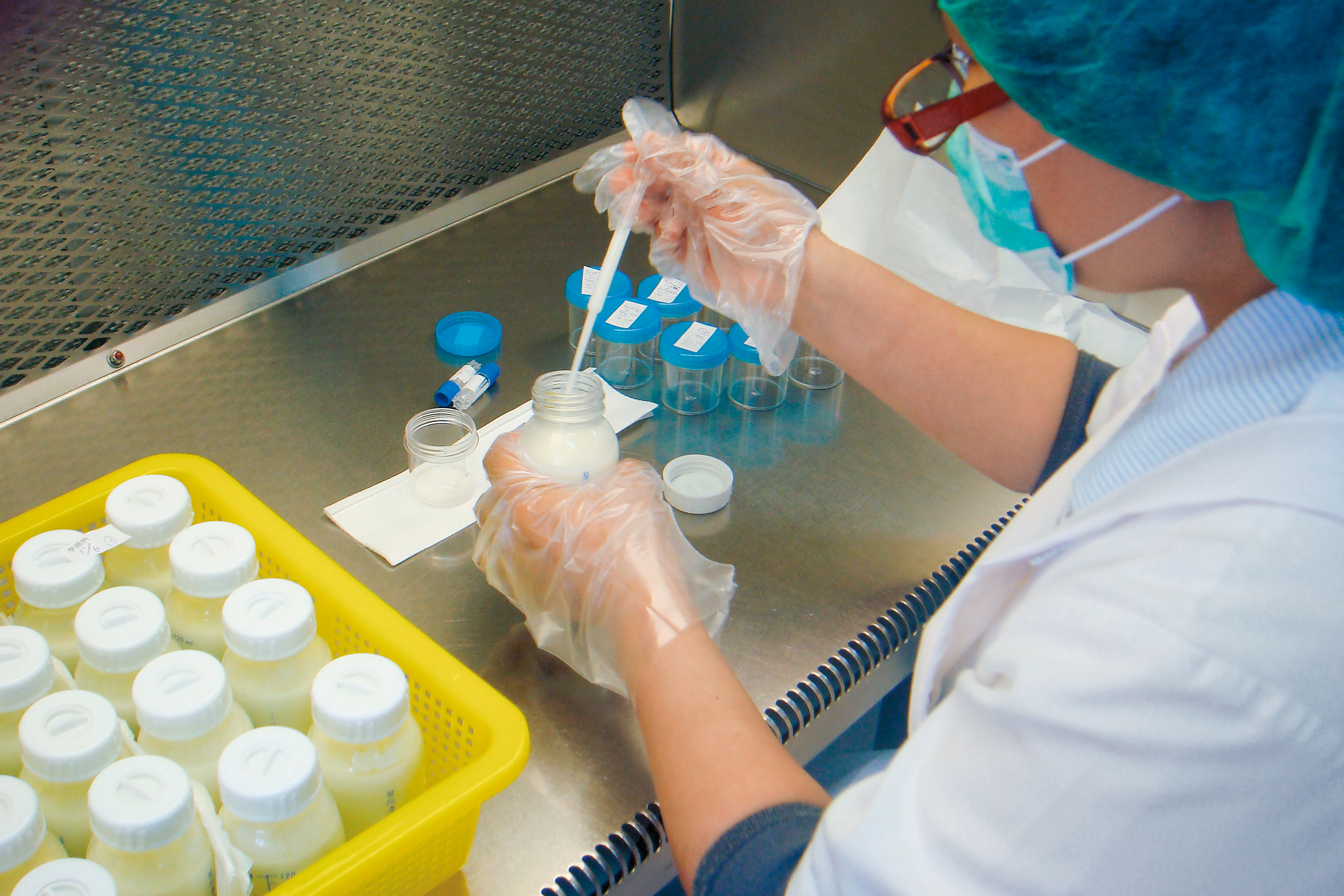 母乳庫總中心的檢驗員正在檢驗母乳生菌數。