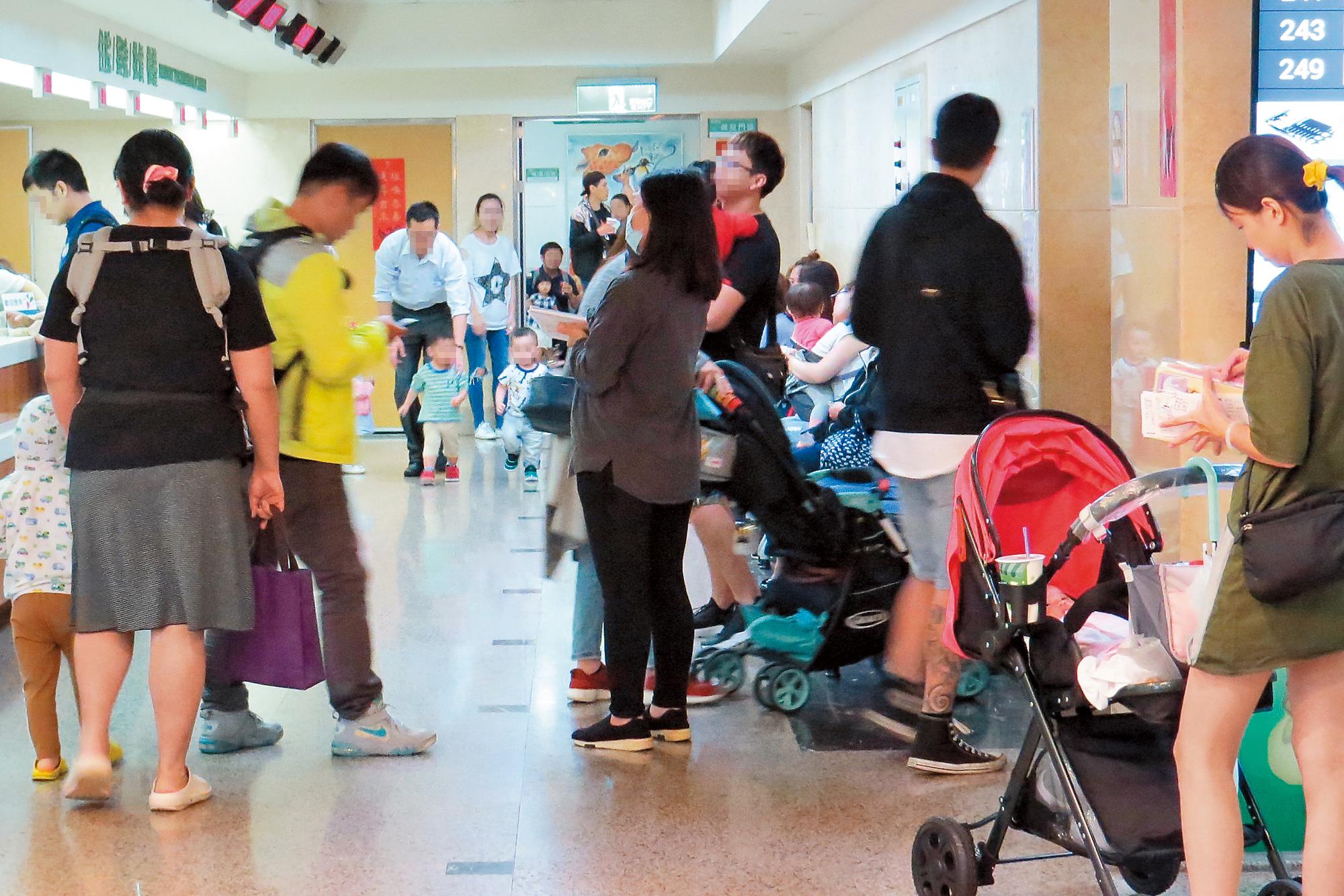 台北市聯醫婦幼院區的小兒科門診排滿人潮。