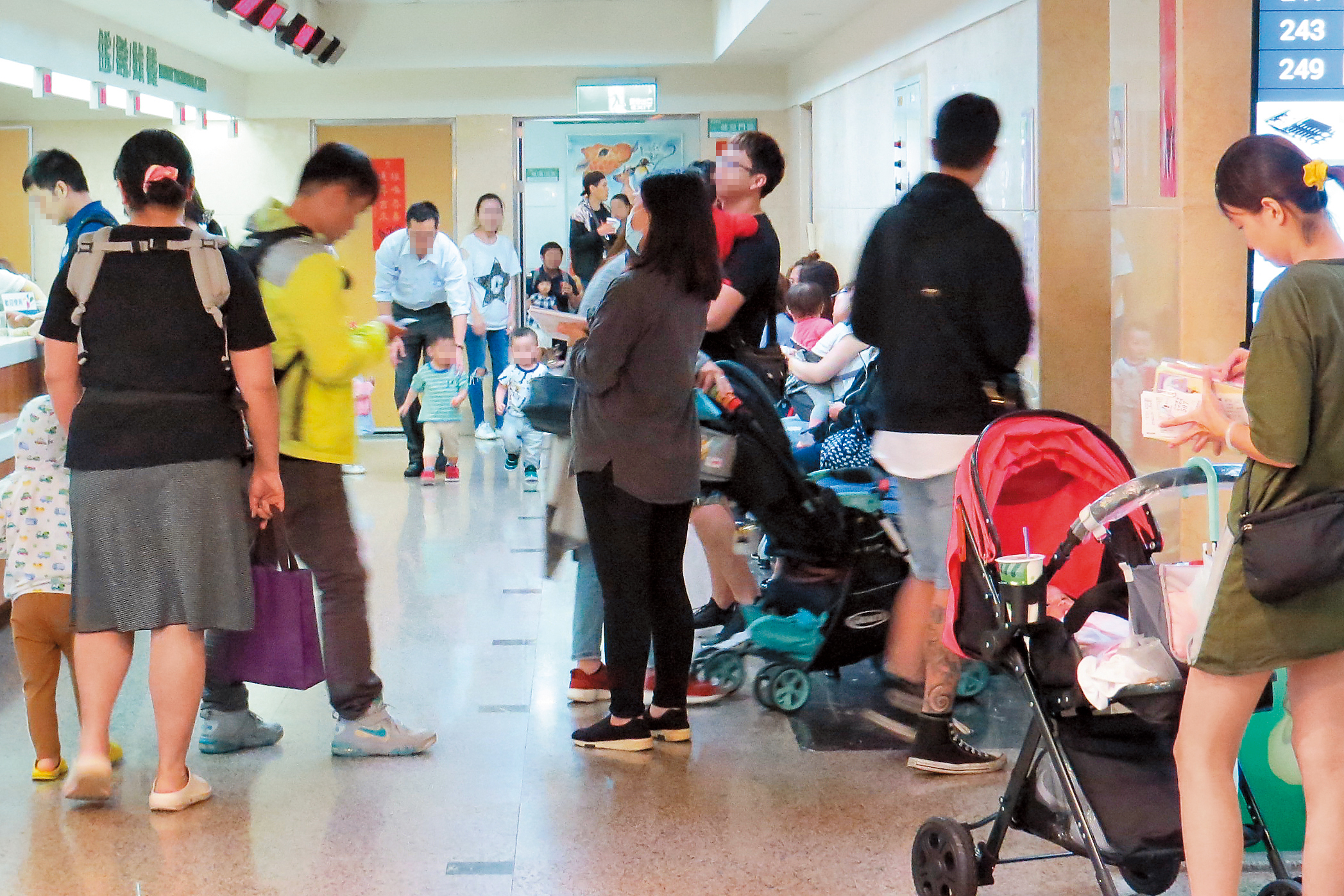 台北市聯醫婦幼院區的小兒科門診排滿人潮。