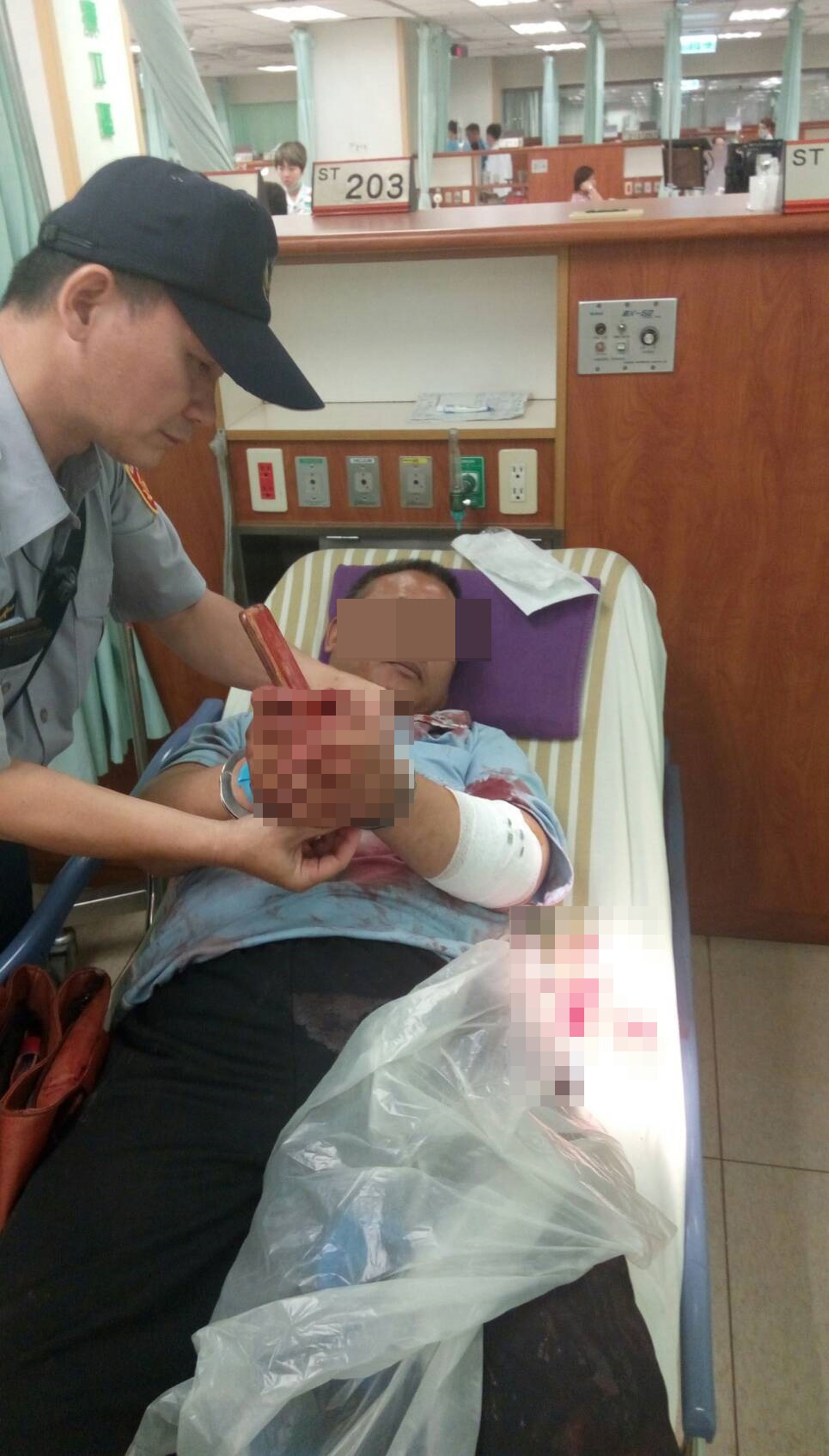 醋勁大發犯下殺人案的龍嫌，自己也因為遭到反抗受傷，遭警方戒護送醫。