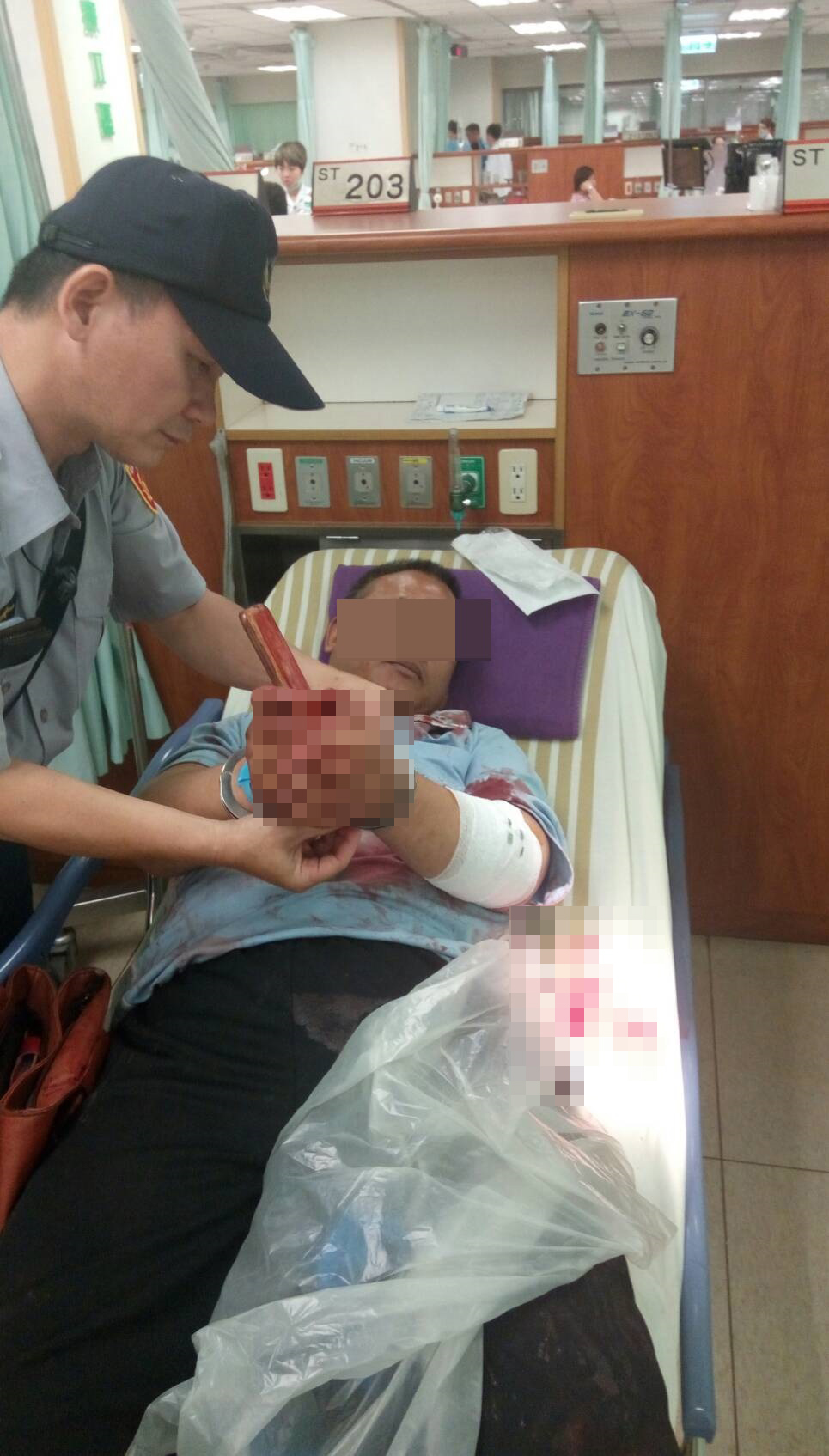 醋勁大發犯下殺人案的龍嫌，自己也因為遭到反抗受傷，遭警方戒護送醫。