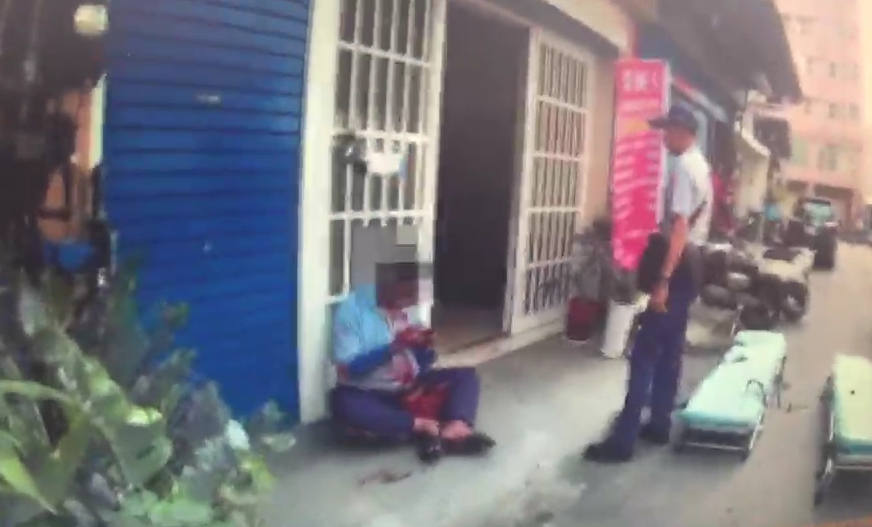 龍男行凶後呆坐在前妻家門口，混身是血向警方坦承殺人。