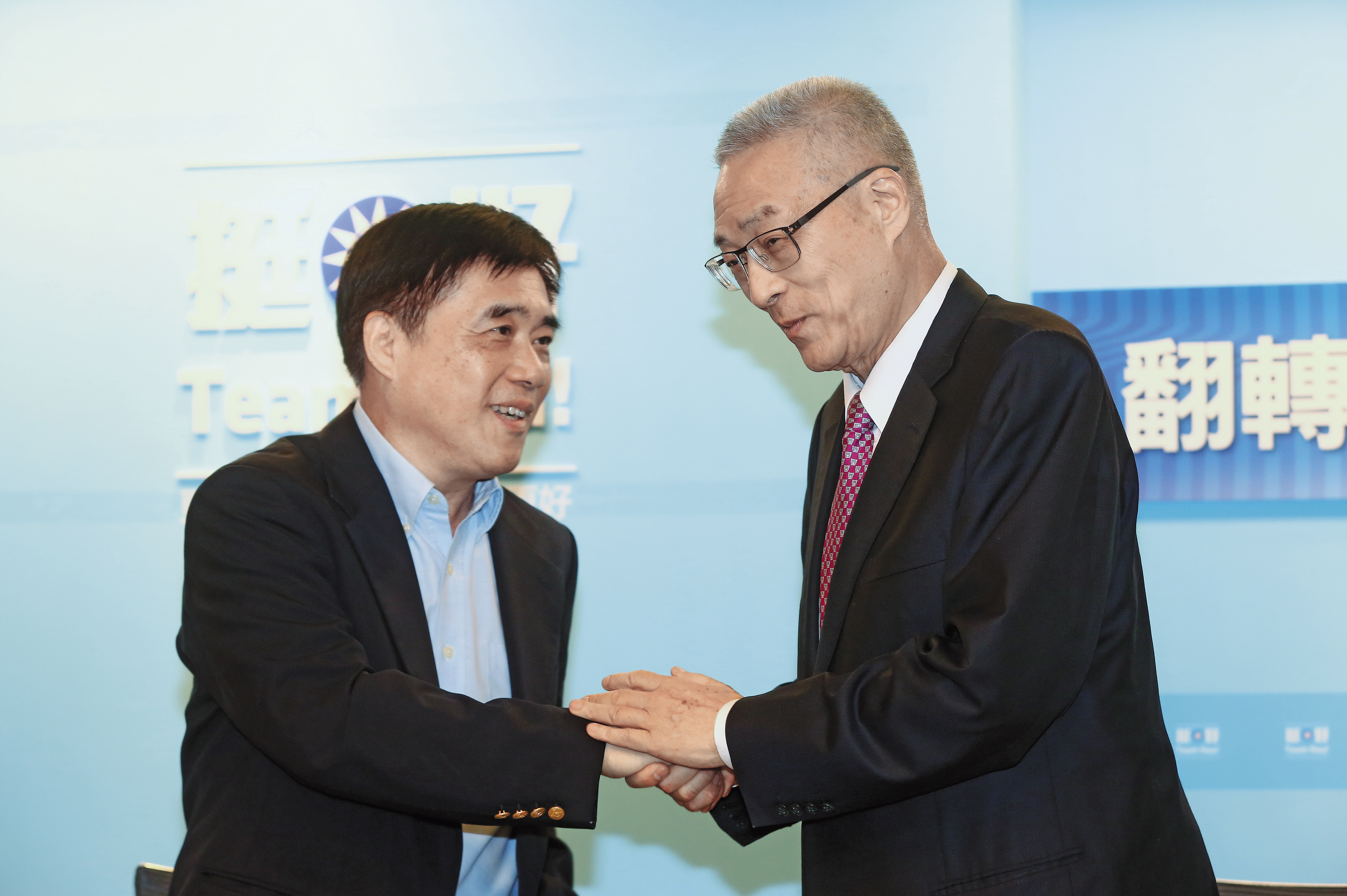 國民黨主席當選人吳敦義（右）拜會前台北市長郝龍斌（左）時承諾，會儘快啟動雙北選舉布局。