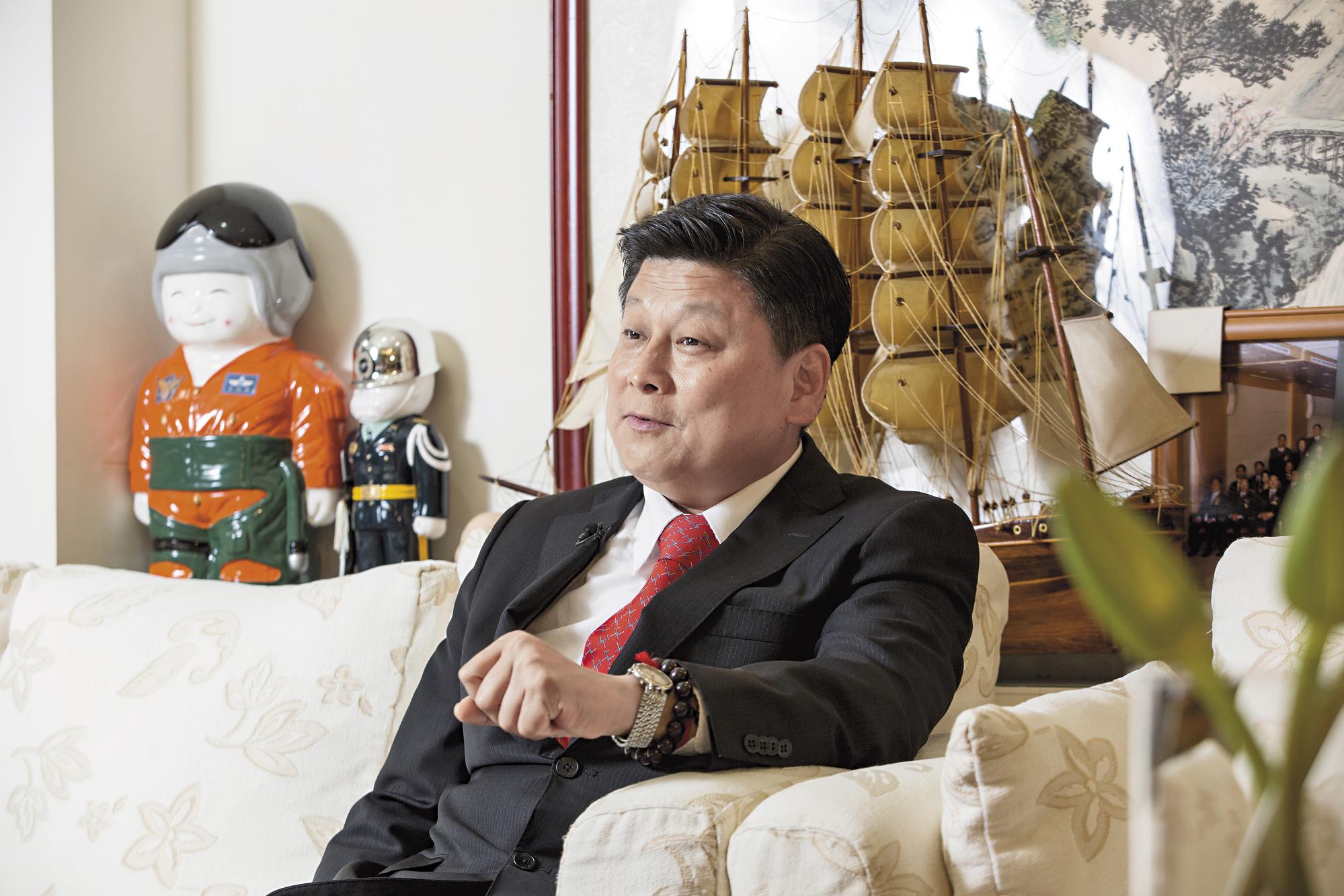 傅崐萁在台北長大,對台北市政有很多想法。他也認為在花蓮縣長任內成功把190億元債務降低,對此非常自豪。