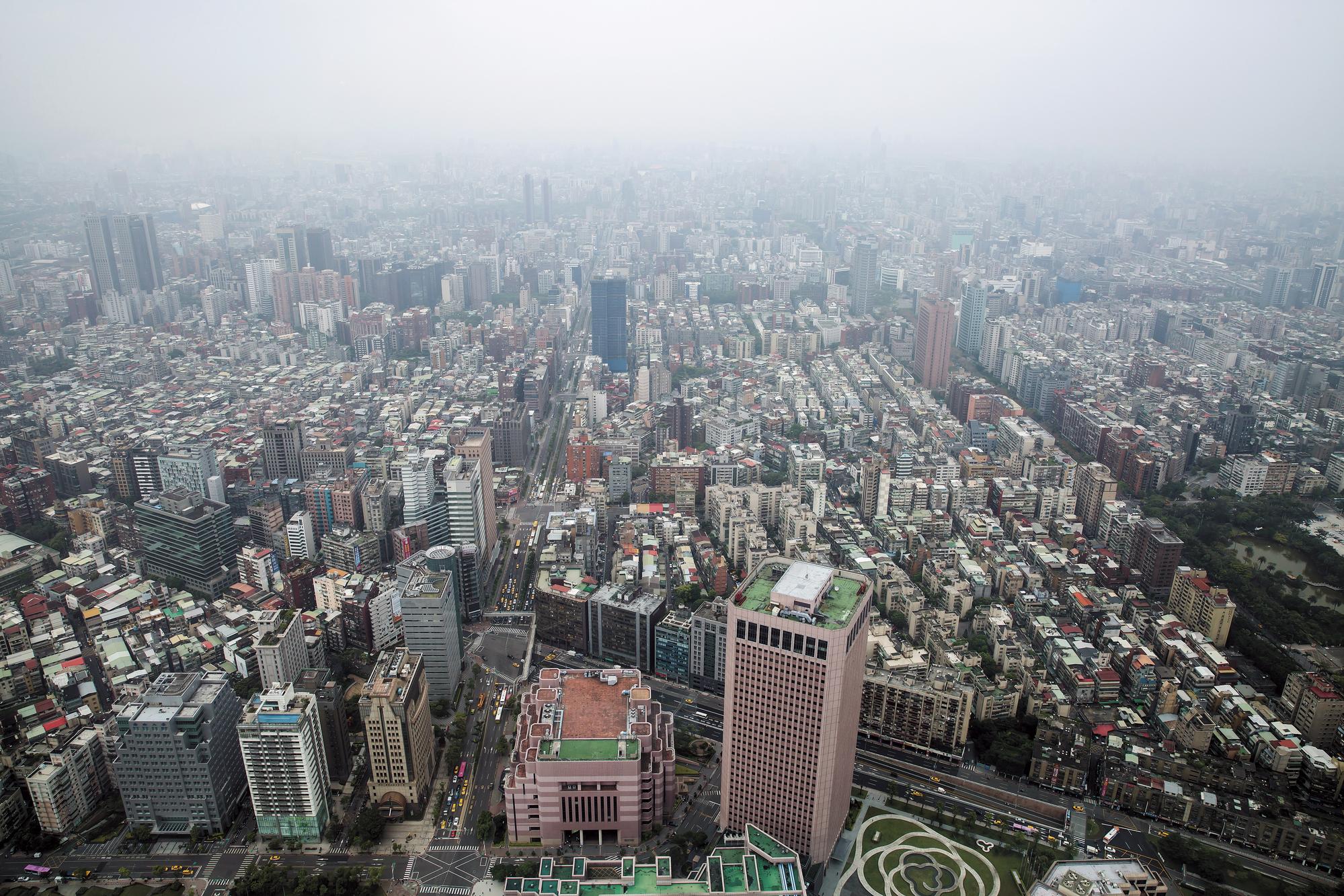歐陽大智在北市信義區豪宅當保全，住戶發現他遺留的外接式硬碟藏有很多幼童猥褻照片，報警揪出惡行。