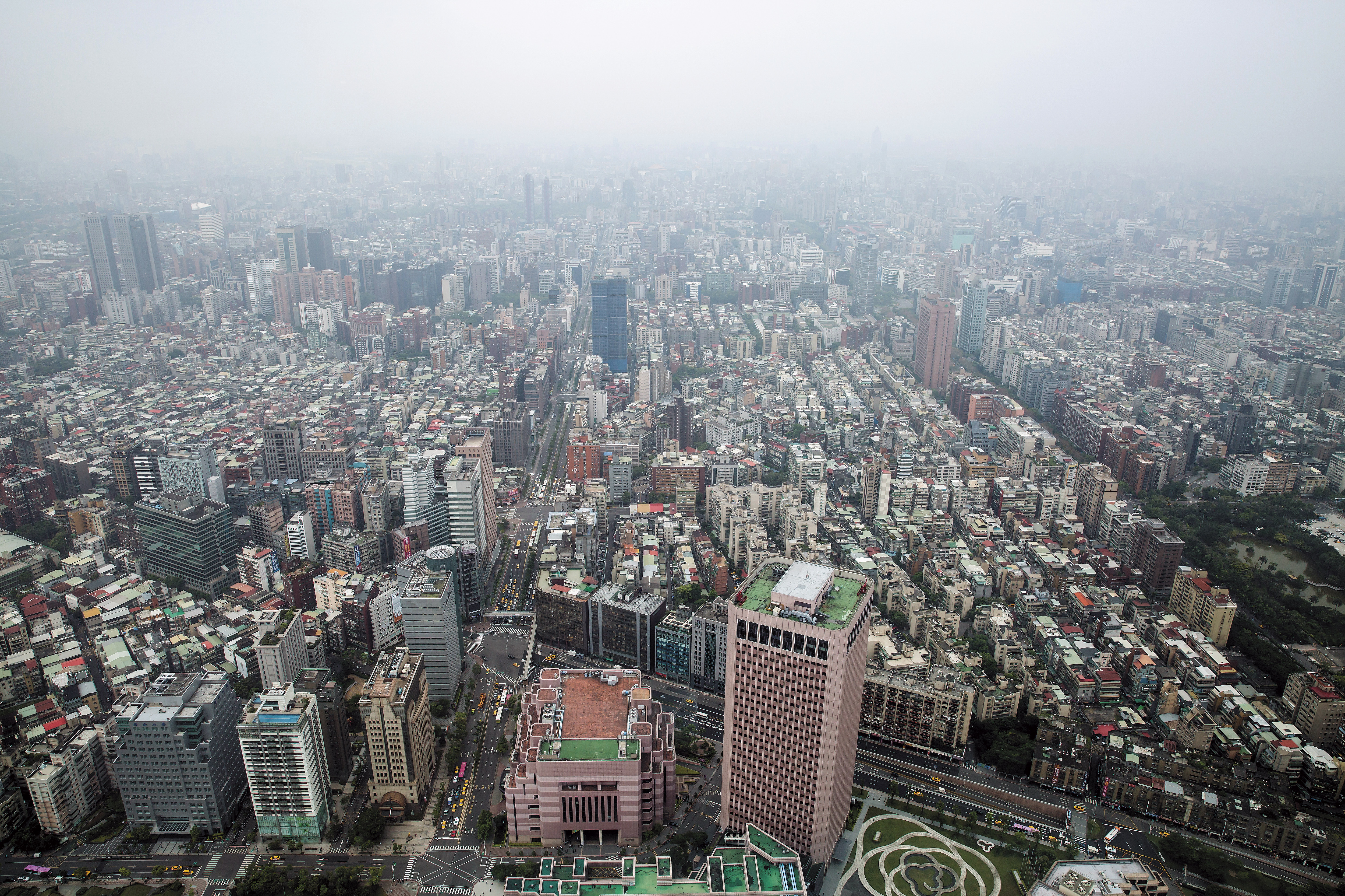 歐陽大智在北市信義區豪宅當保全,住戶發現他遺留的外接式硬碟藏有很多幼童猥褻照片,報警揪出惡行。