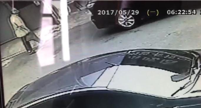 監視器拍到兇嫌龍男到車上疑似拿刀的畫面。