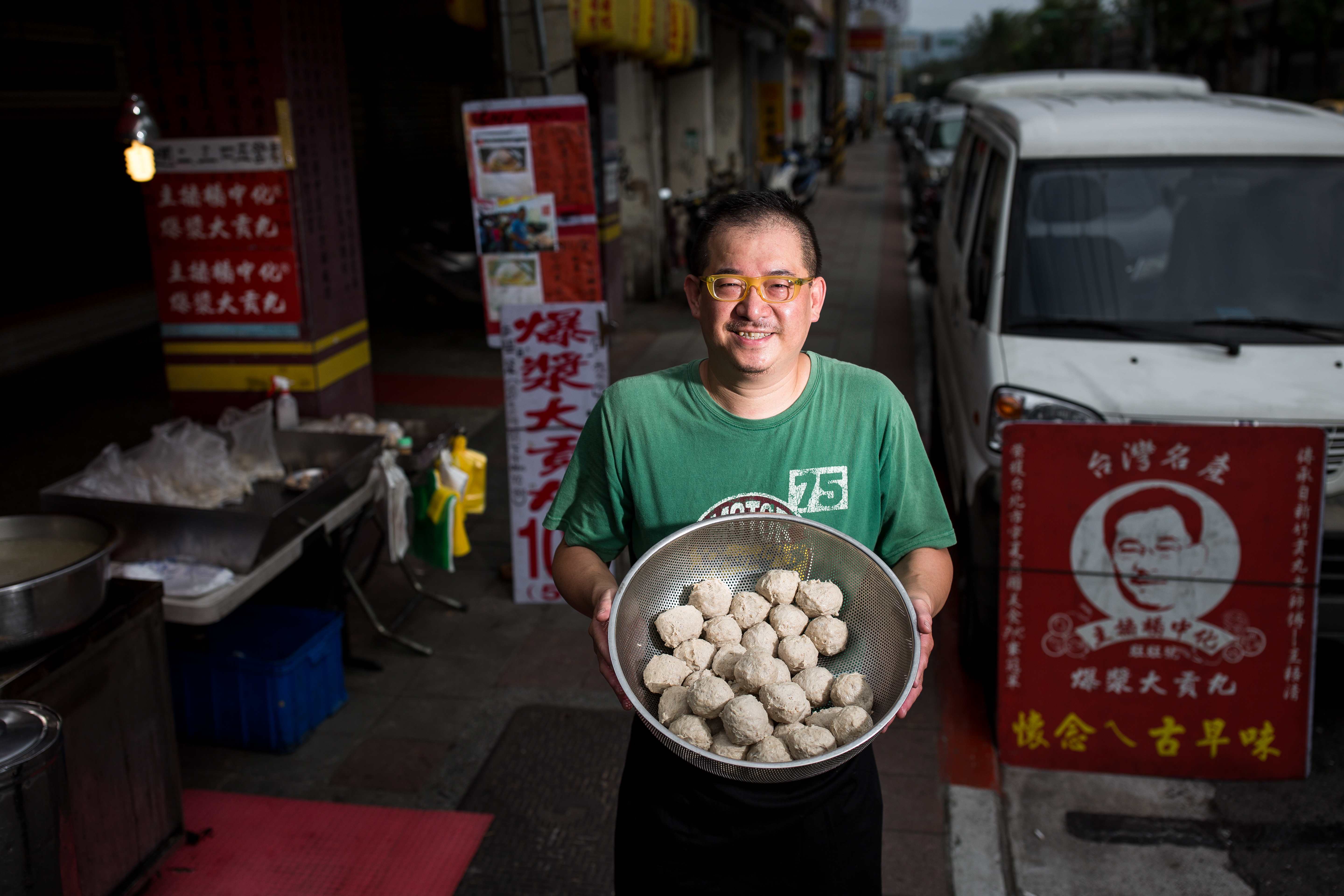 從主播轉行賣貢丸至今9年，楊中化仍站第一線，在攤位上親自製作，就為了提醒自己不要忘記最苦的日子。