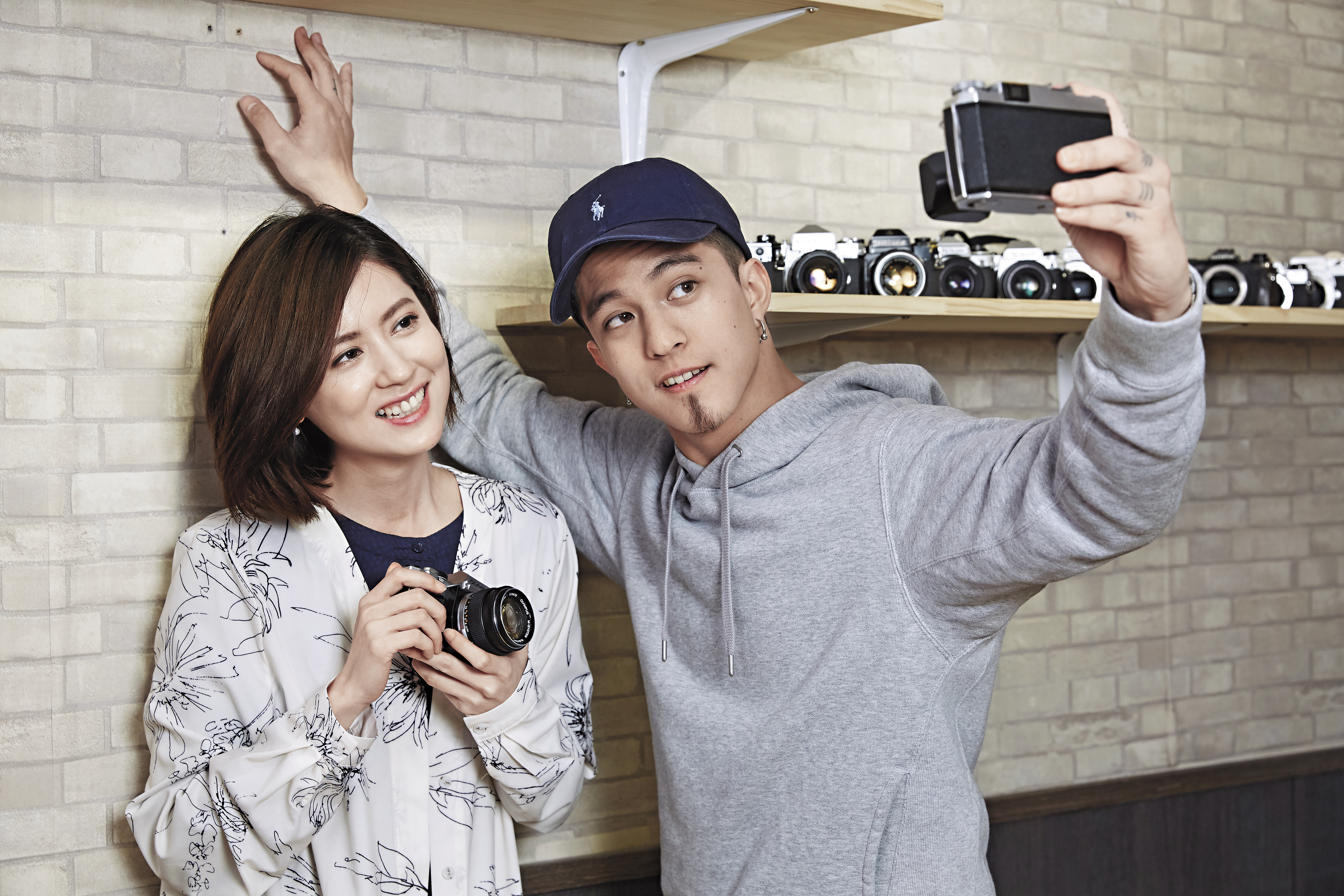 大學時期就迷上攝影的林予晞（左），因為拍戲與黃遠（右）結緣，並帶著他一腳踏進相機世界，常一起相約挖寶尋找珍貴相機。