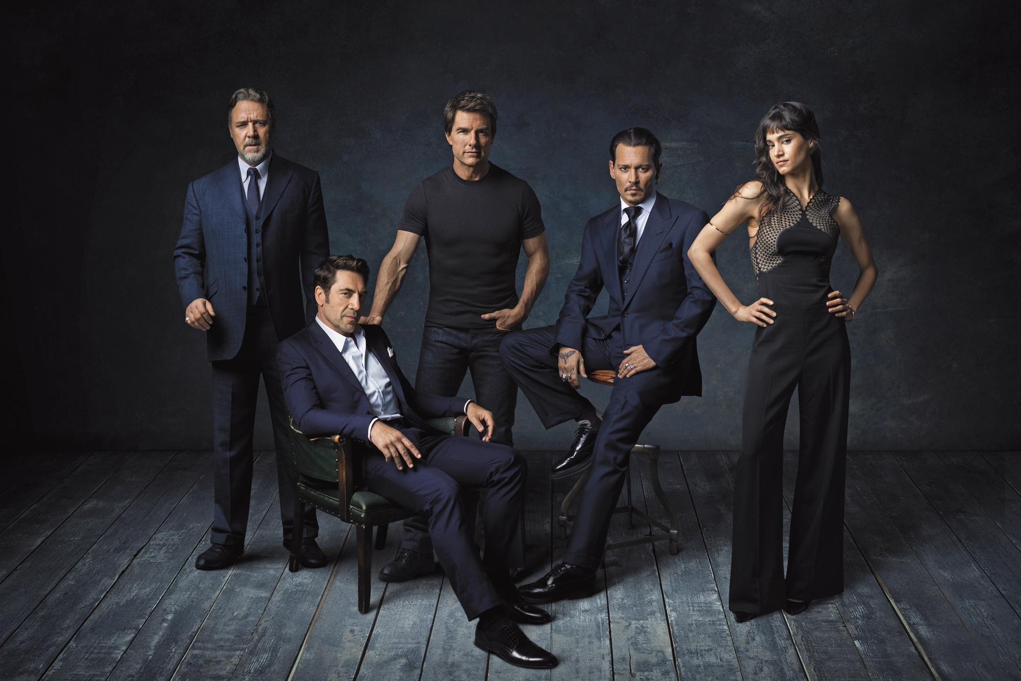 「闇黑宇宙（Stars of Dark Universe ）」重現環球影片的經典人物，羅素克洛（左起）飾演化身博士，哈維爾巴登飾演科學怪人，湯姆克魯斯扮演尼克莫頓，強尼戴普飾演隱形人，蘇菲亞波提拉則飾演安瑪奈特公主。 