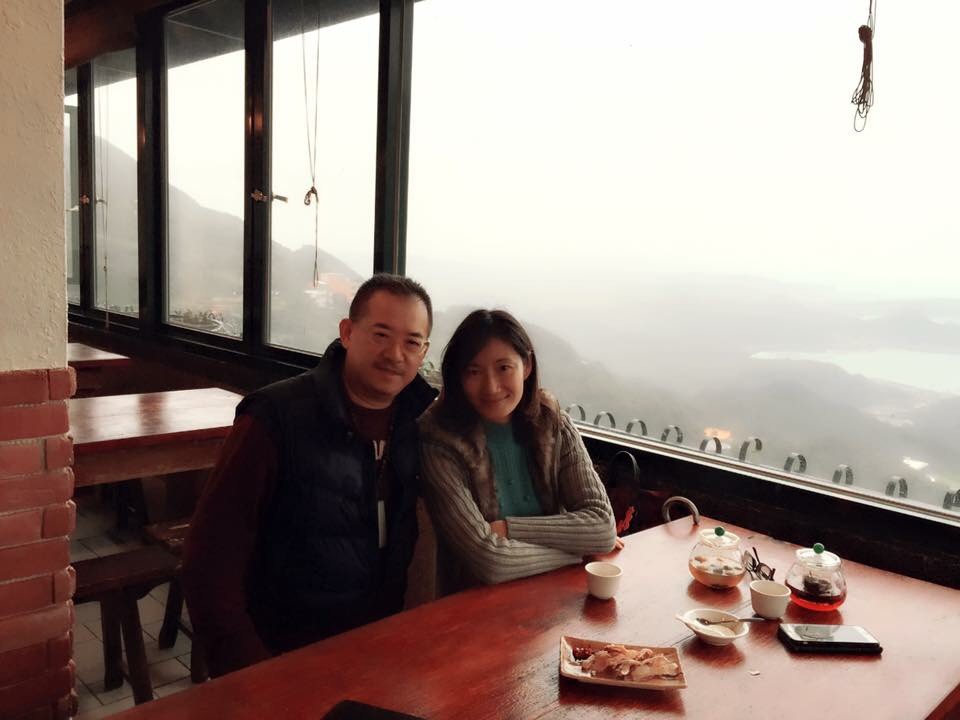 同樣是主播的太太林秀慧（右）很挺先生楊中化（左）創業，甚至默默幫他付過10萬元貨款。（楊中化提供）