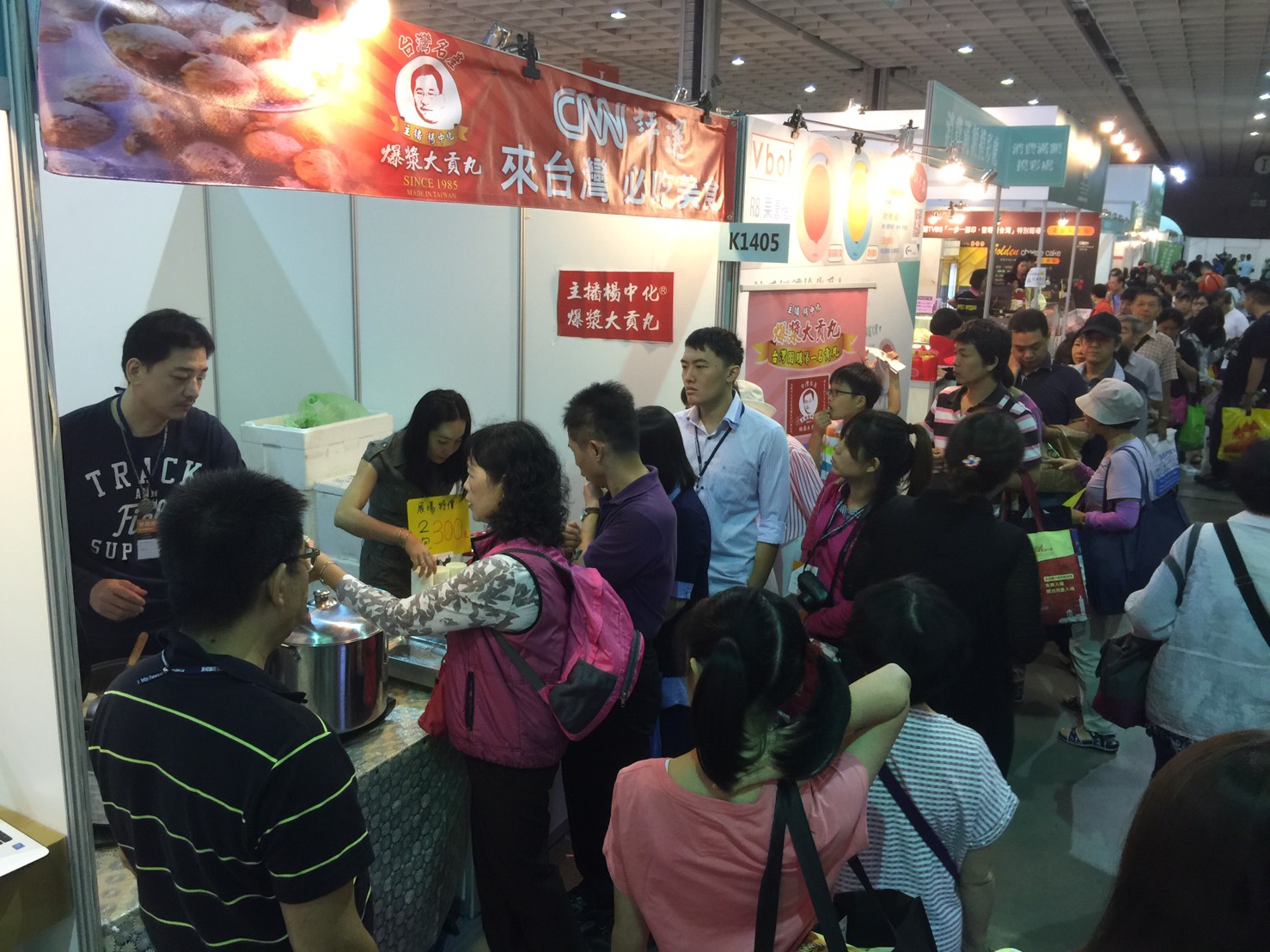 楊中化的貢丸連續2年被美國CNN電視選為來台必吃的40家美食之一，在美食展一天就能吸引500人購買。（楊中化提供）