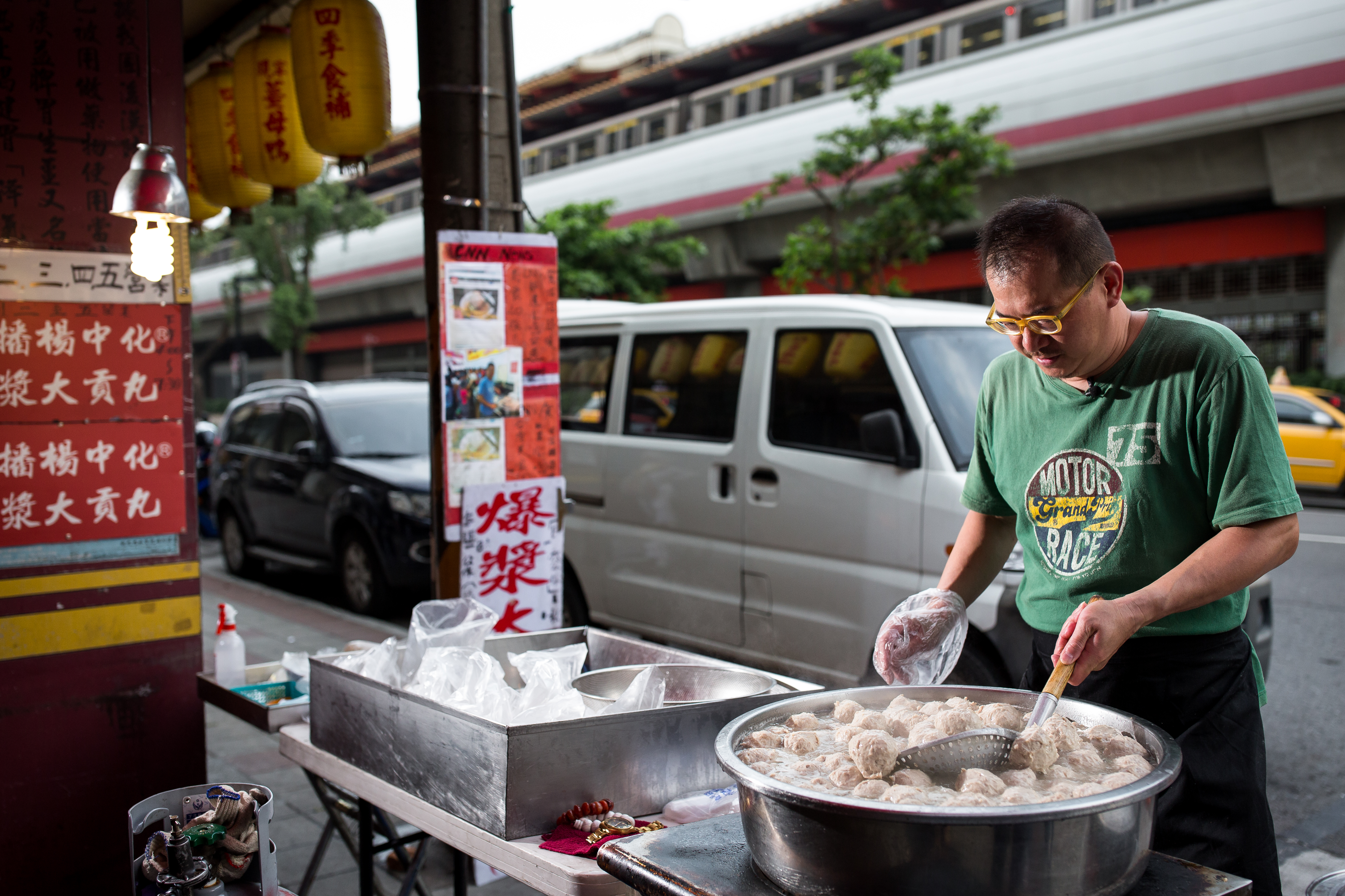 楊中化親自顧石牌店攤位，每日從下午四點開賣，只賣三小時就售罄收工。