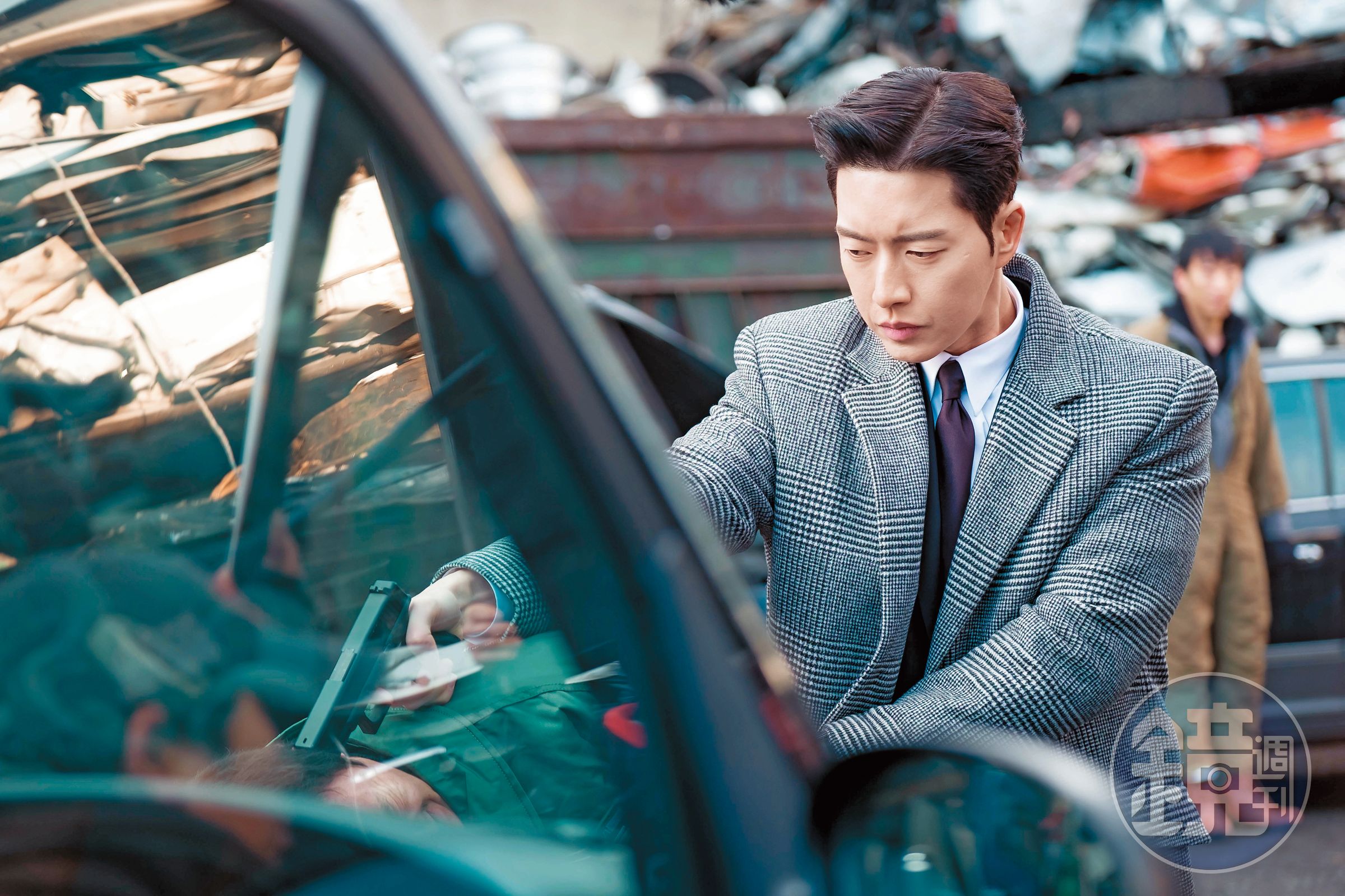 《MAN×MAN》在匈牙利取景，飾演探員的朴海鎮在片中有大量槍戰動作戲，是Netflix首部砸重金買下全球獨映版權的韓劇。