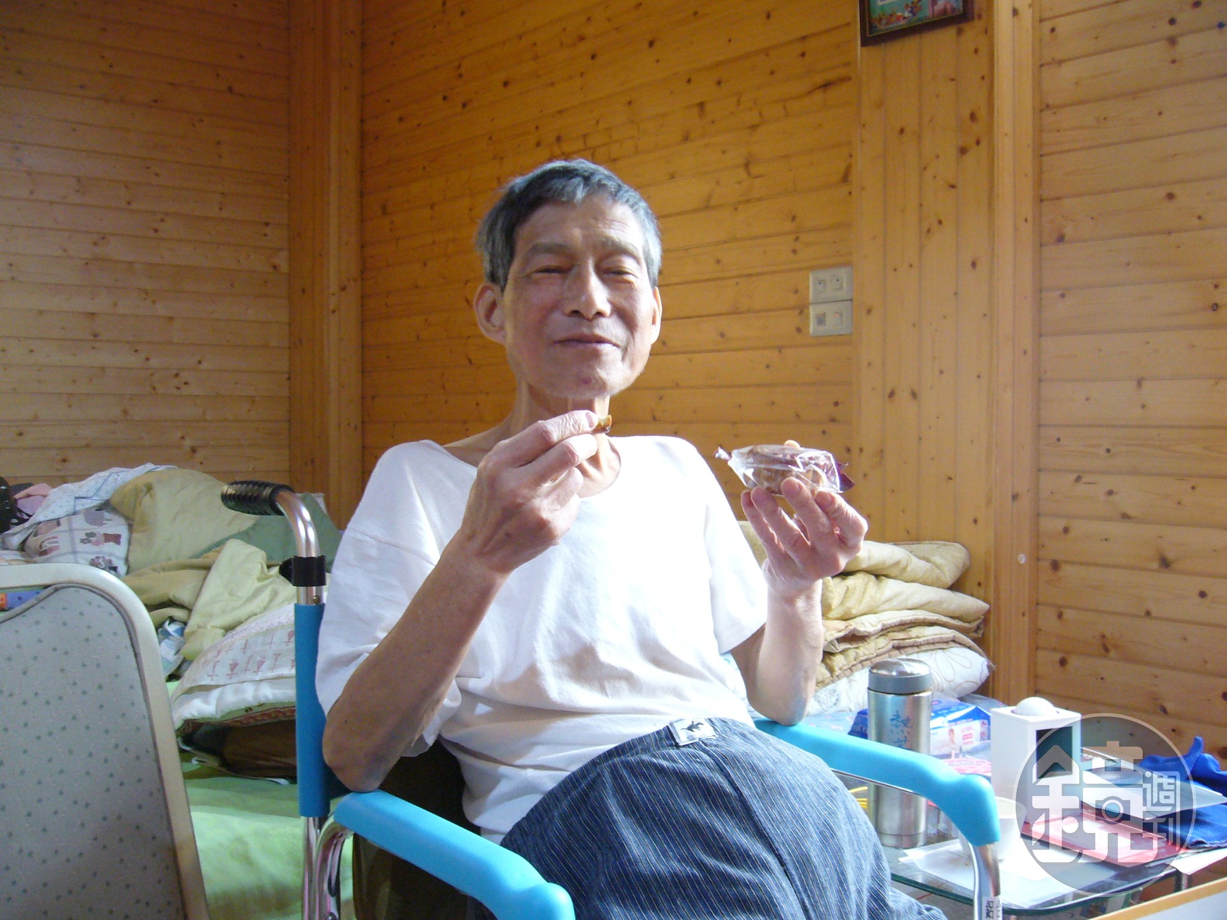 談起先生末了的日子，范太太說：「他最後一直瘦，但腫瘤卻毫無節制地越長越大，他到最後都只能側睡。」