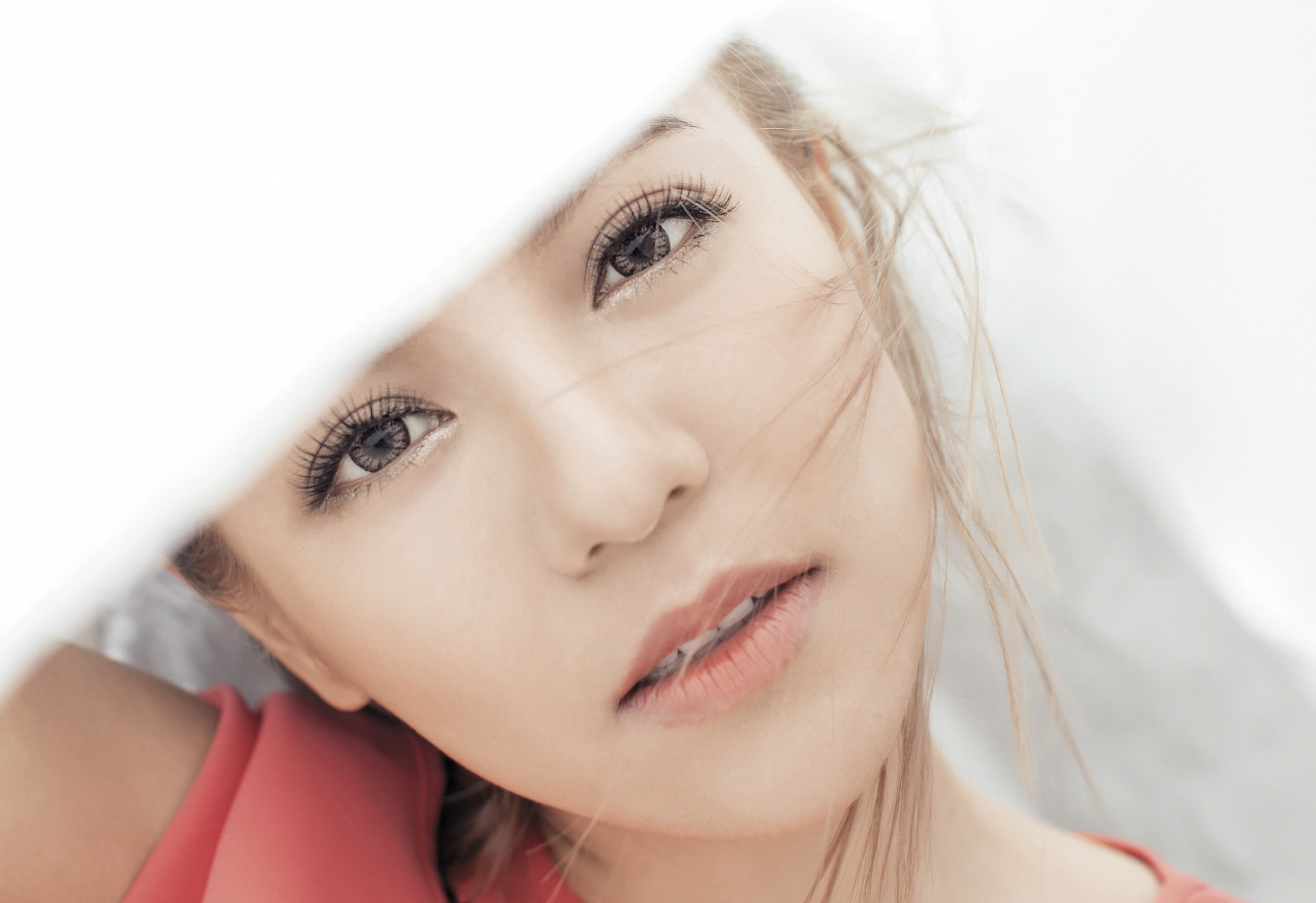 感情上，她告訴自己要柔弱一點，但丁噹笑笑說：「我反正是自己一個人躲起來療傷的人。」