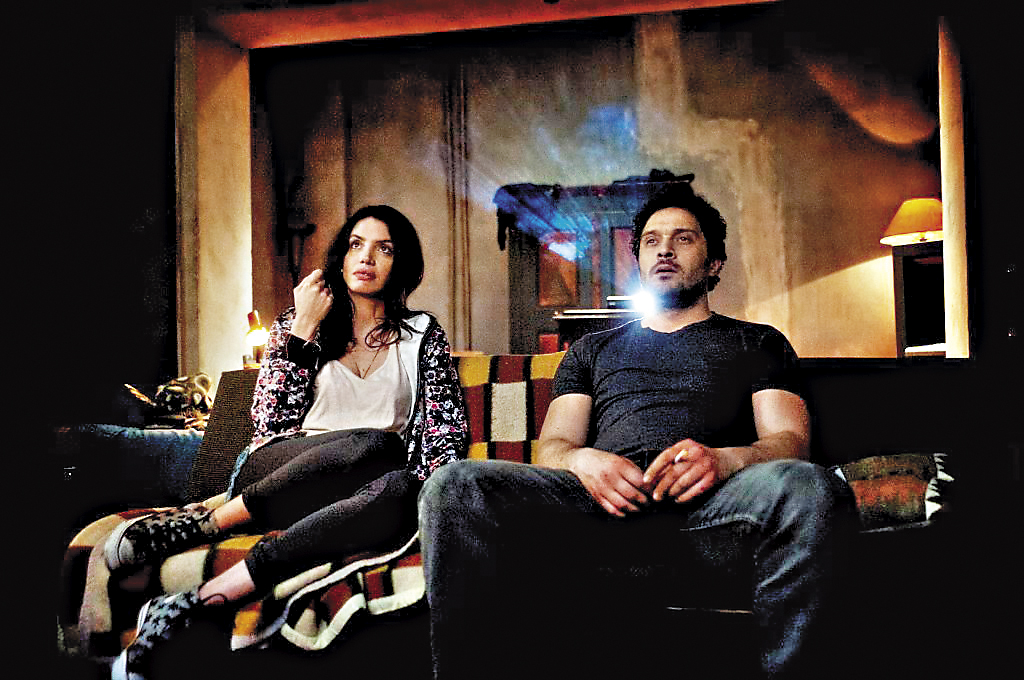 《叫我鋼鐵俠》諧仿好萊塢漫畫電影，卻能拍出新意，魯蛇男主角和瘋癲女主角彷似對銀幕英雄的揶揄。（車庫娛樂提供）