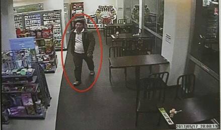 車手集團成員古姓嫌犯到超商提款贓款。