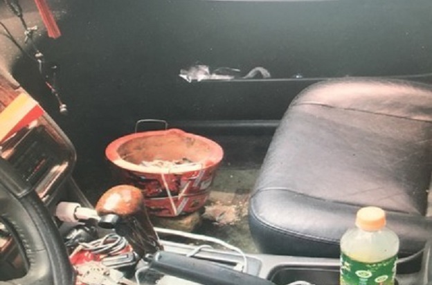 死者車上有炭盆與燃燒過的灰燼，自殺意圖相當明顯