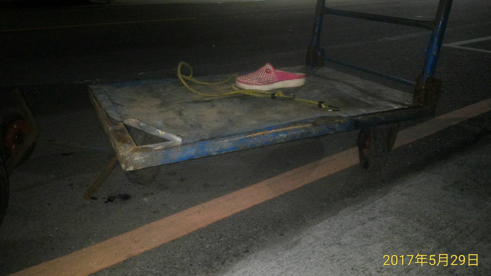 許婦遭未成年騎士撞上命亡，只留下一隻鞋子在推車上。