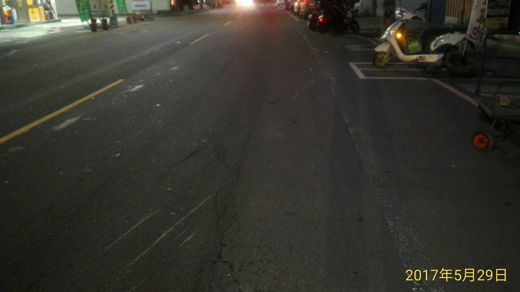 現場留下長長剎車痕。
