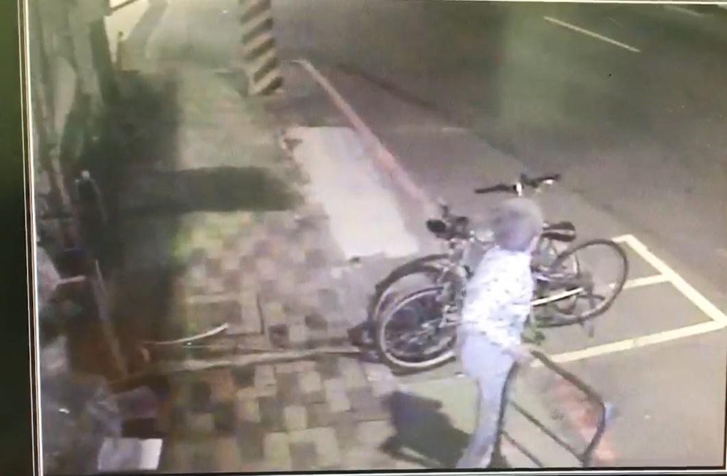 監視器拍下老婦推車過馬路的最後身影。