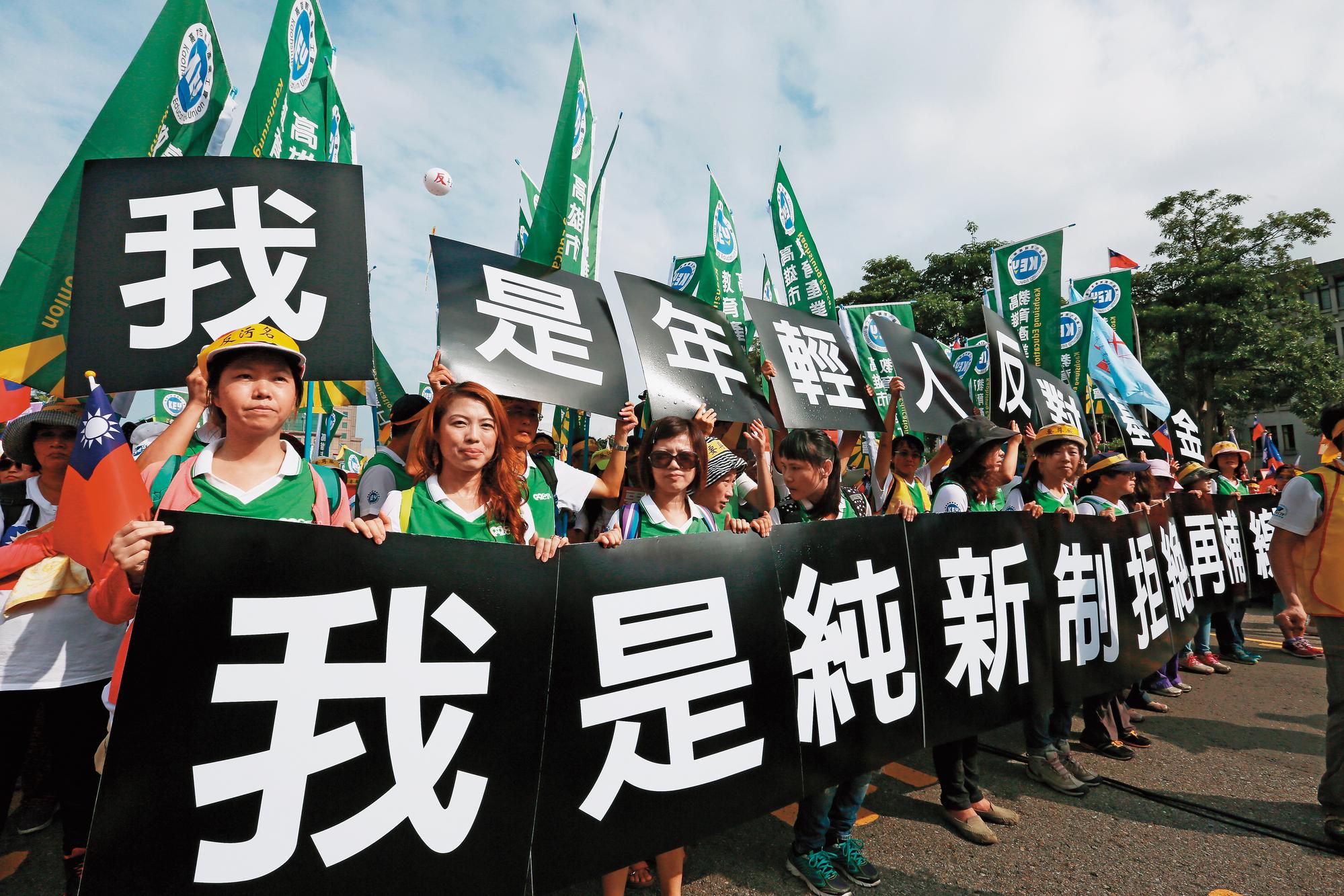 藉由一己之力累積退休金,可根據自己的年齡及風險承受度調整股債比,且可選擇勝過大多主動投資策略的ETF。