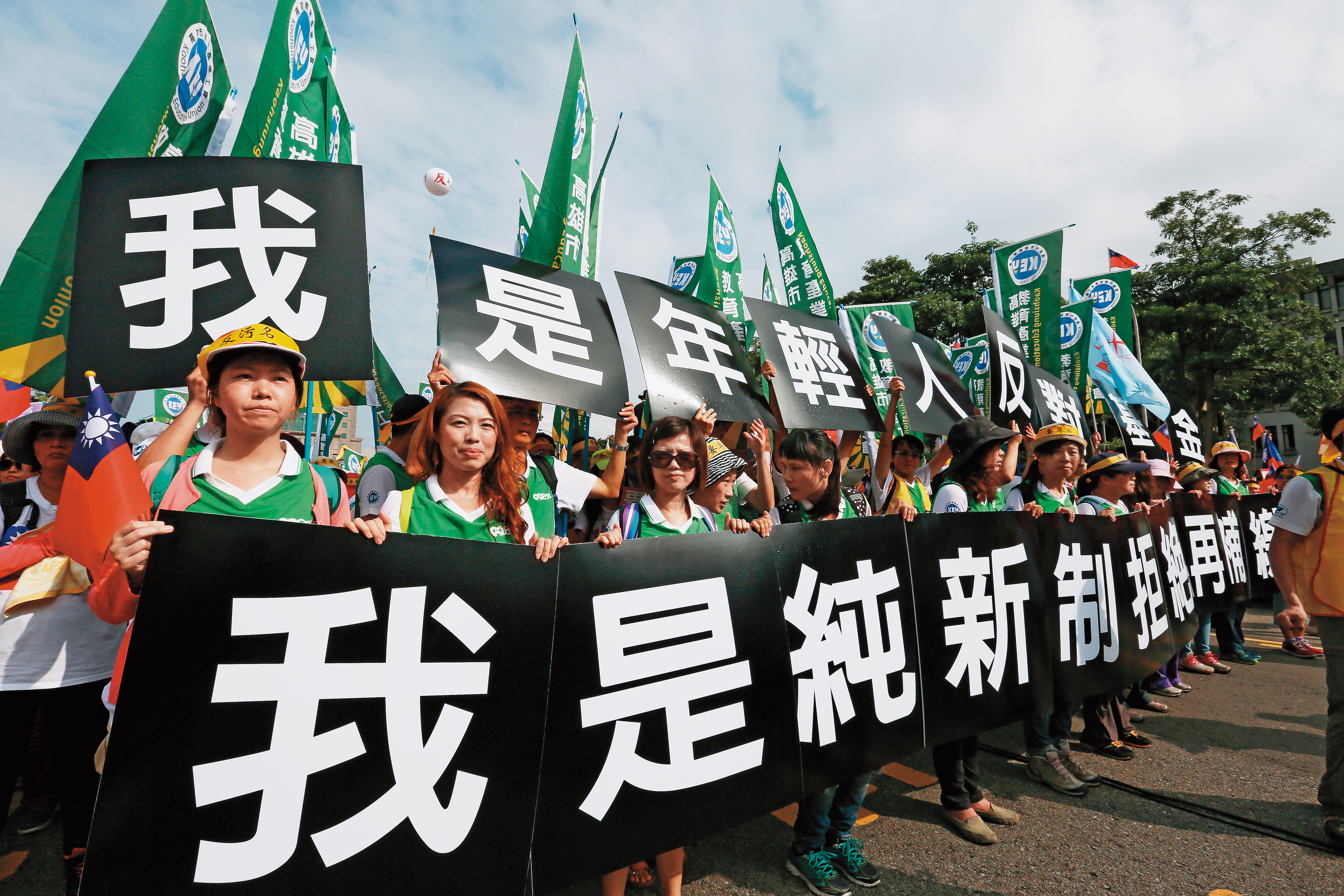 藉由一己之力累積退休金,可根據自己的年齡及風險承受度調整股債比,且可選擇勝過大多主動投資策略的ETF。