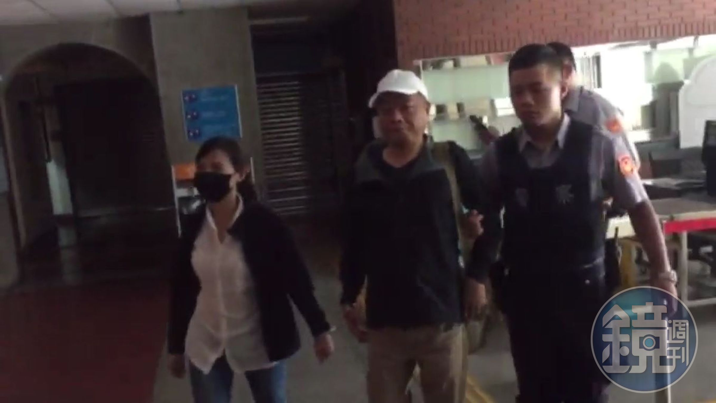 警方在逸仙國小人員做完被害人筆錄後，將李邱2人移送地檢署。
