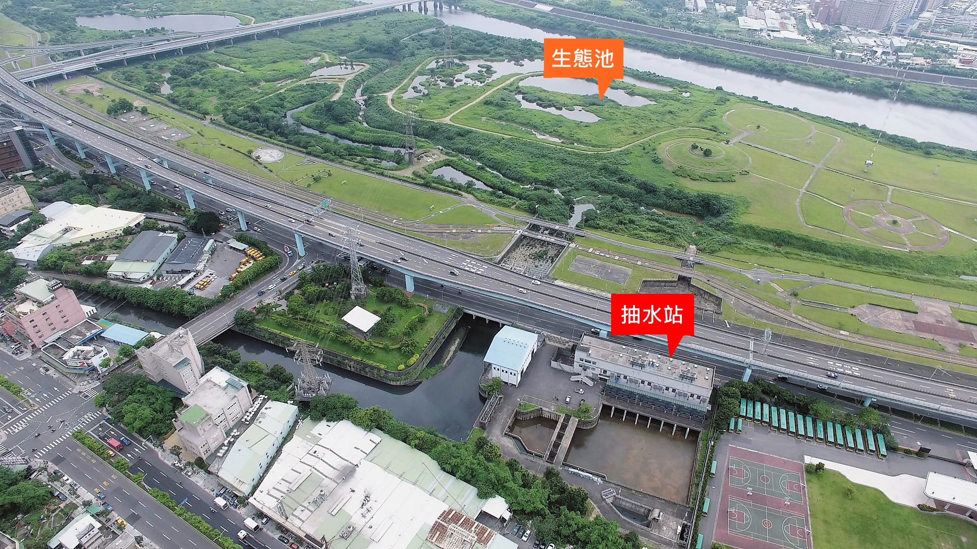 本刊空拍土城抽水站周邊，發現排洪設計有問題。