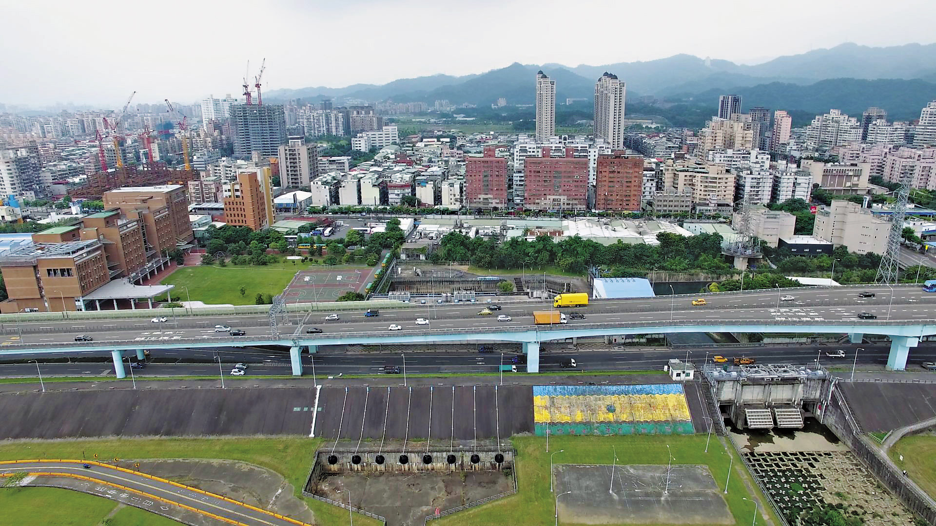 土城抽水站周邊就是居住數萬人的浮洲地區，若再發生風災，恐難擋衝擊。
