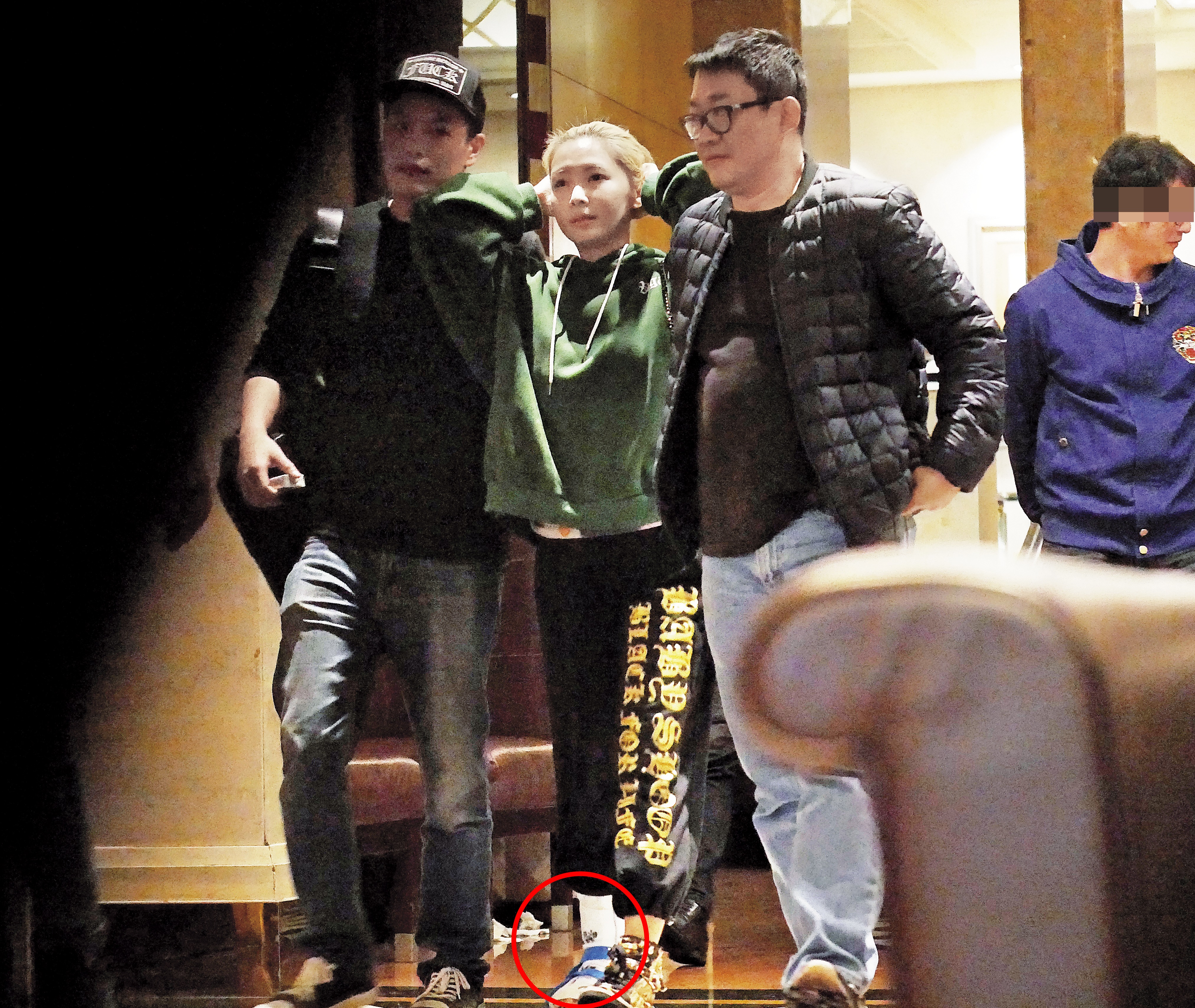 從錢櫃走出來，可以清楚看到Makiyo腳上包了石膏。