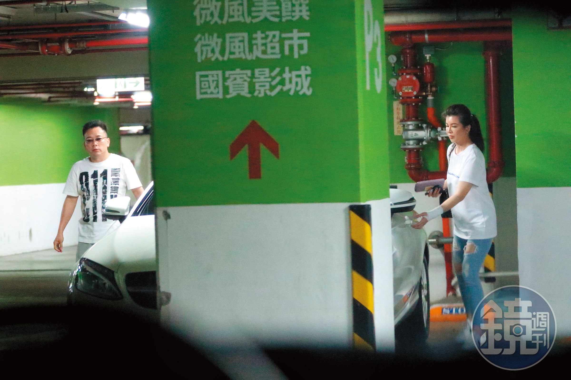 詹惟中跟破褲熟女一起逛微風超市，而且把車停得異常隱密。