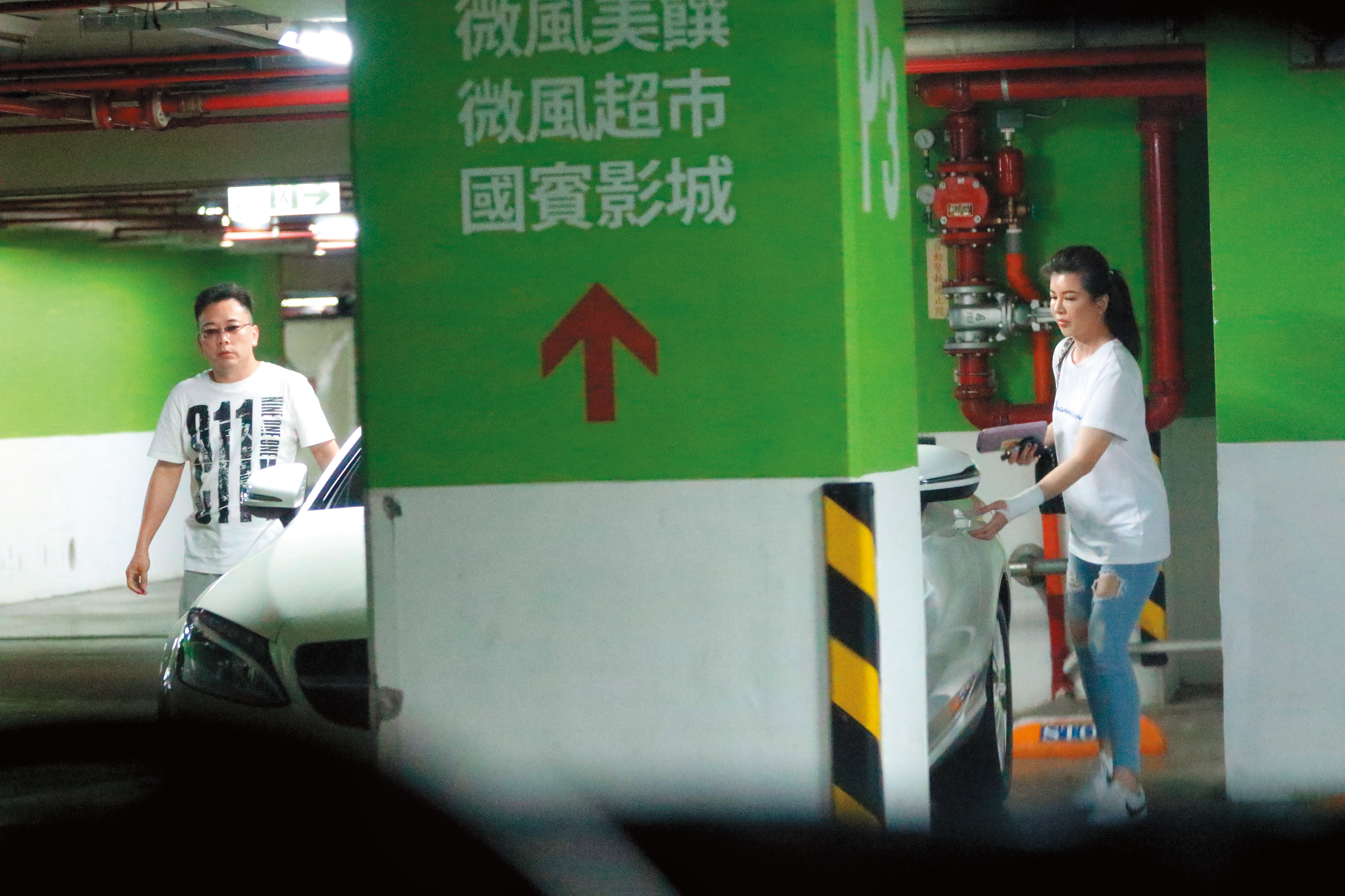 詹惟中跟破褲熟女一起逛微風超市，而且把車停得異常隱密。