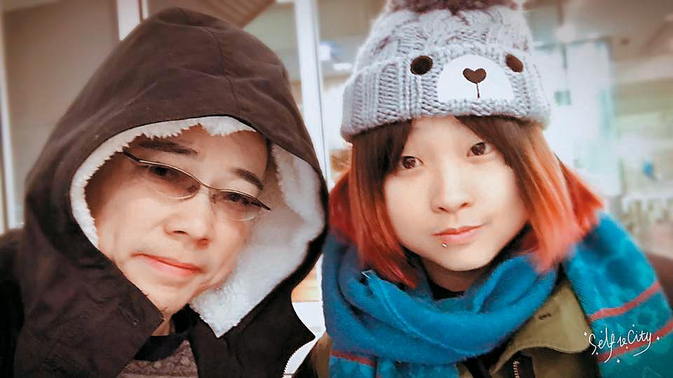 詹惟中的獨生女兒（右）如今已經18歲，但他自曝兩人都靠LINE 聯絡，而且幾句話就不了了之。（翻攝自詹惟中臉書）