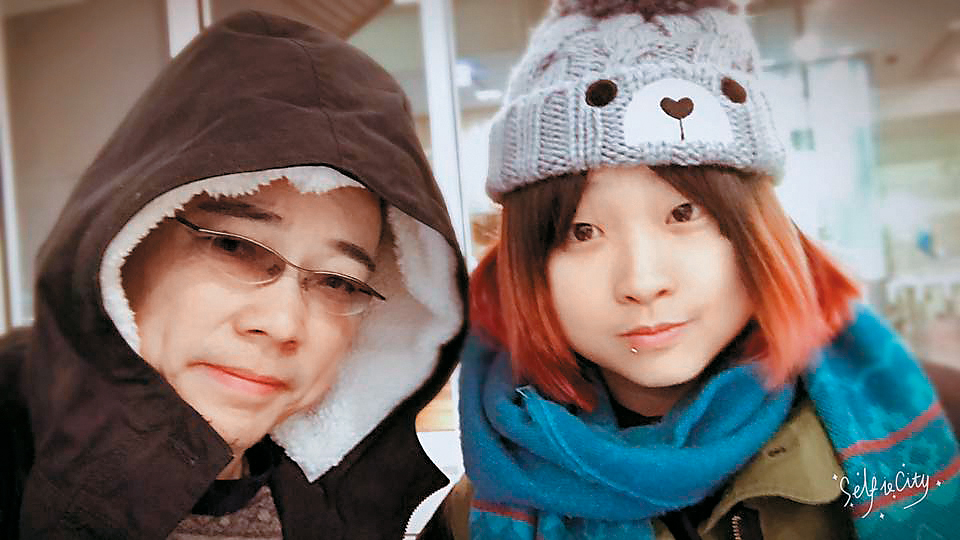 詹惟中的獨生女兒（右）如今已經18歲，但他自曝兩人都靠LINE 聯絡，而且幾句話就不了了之。（翻攝自詹惟中臉書）