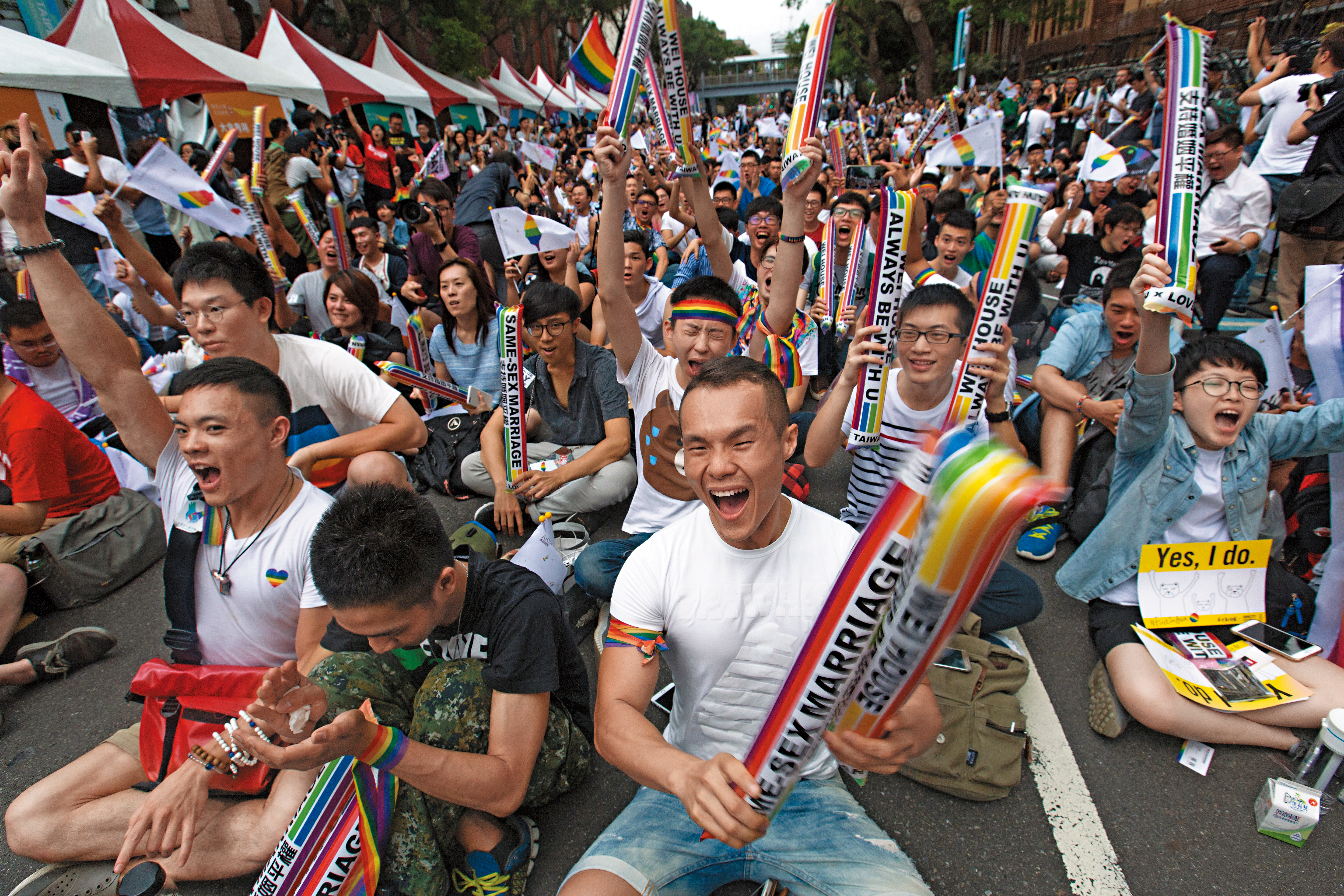 2017年5月24日下午4點，大法官宣告同婚合法，台灣成為亞洲第一例，挺同人士歡呼、鼓掌、落淚。
