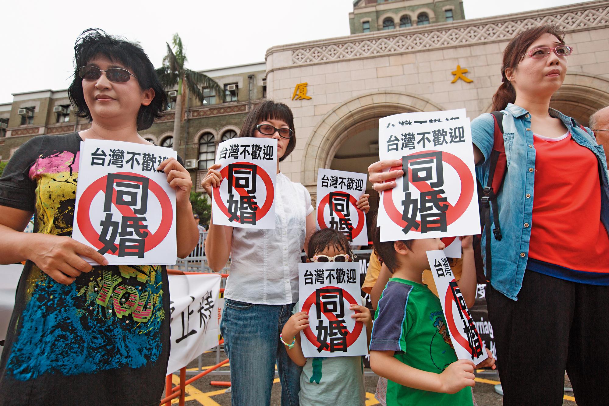 護家盟、下一代幸福聯盟等反同團體至司法院前陳情，高喊「台灣不歡迎同婚」口號。