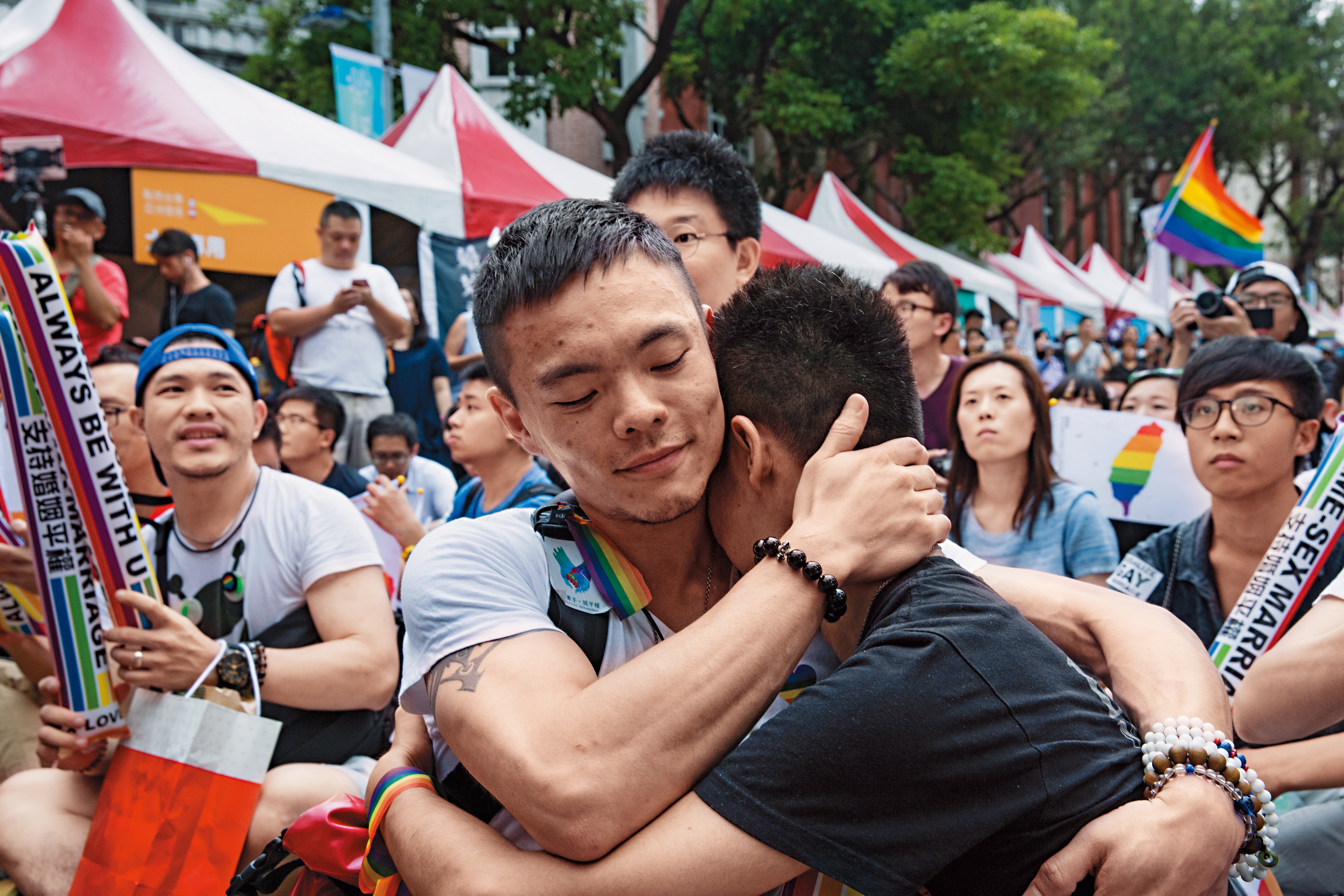 大法官釋憲確立《民法》禁同婚違憲，立法院外的同志族群開心擁抱。