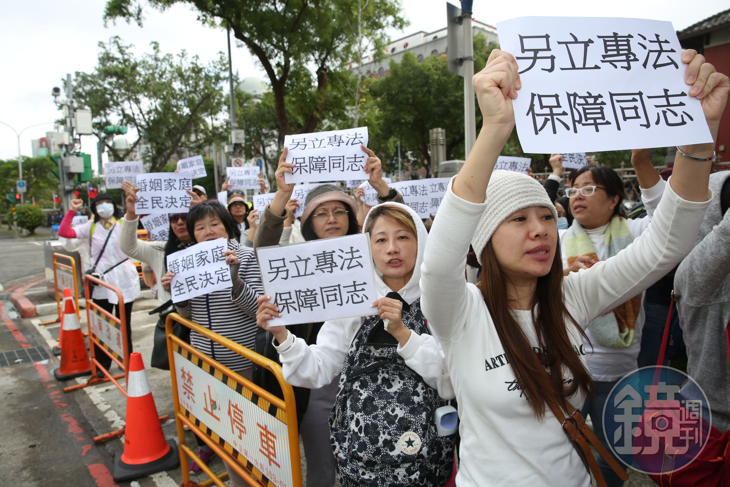 大法官在宣告同婚合法化的同時，也考驗者行政院，如何同時保障同性與異性婚中配偶間的忠貞義務與權利。