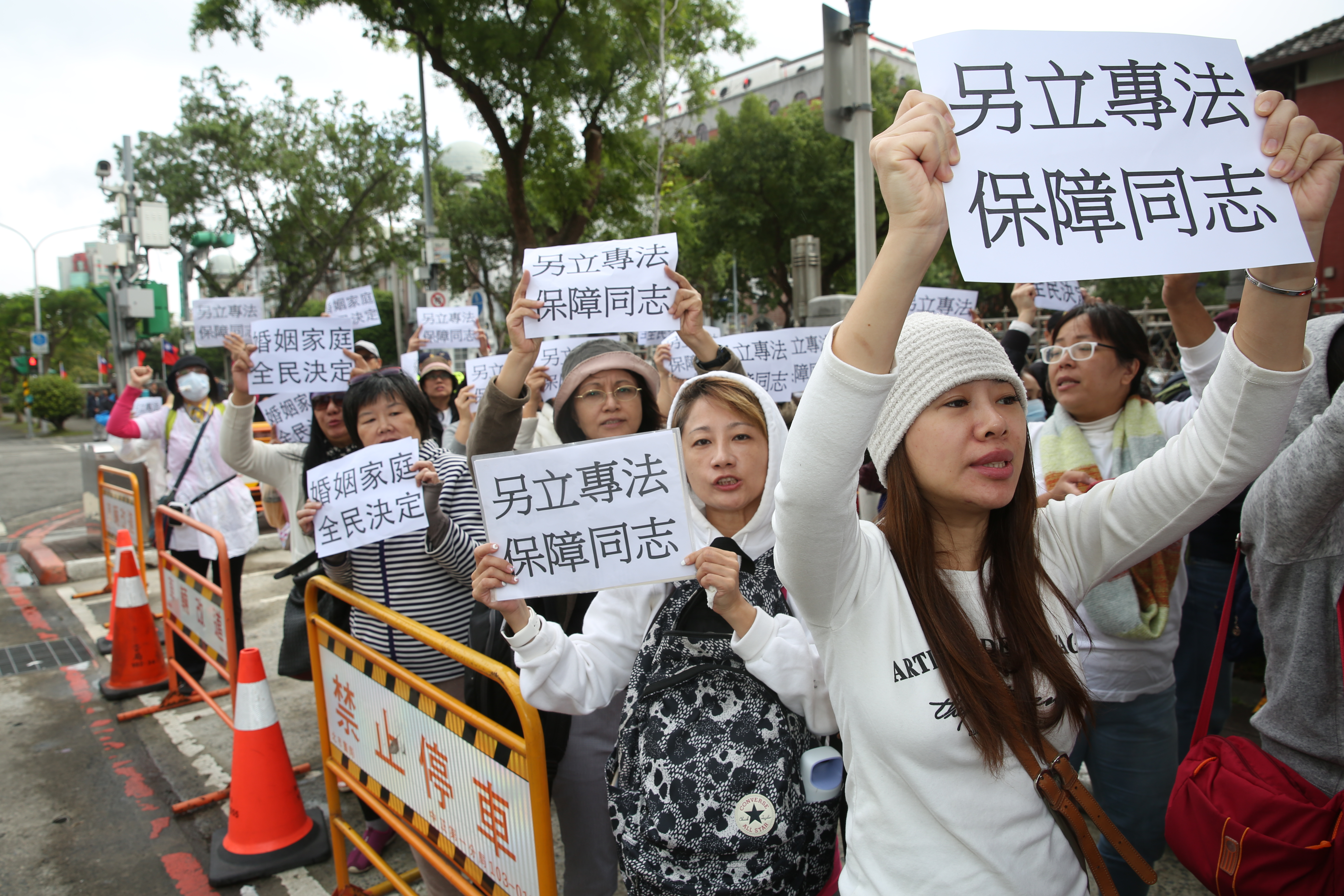 大法官在宣告同婚合法化的同時，也考驗者行政院，如何同時保障同性與異性婚中配偶間的忠貞義務與權利。