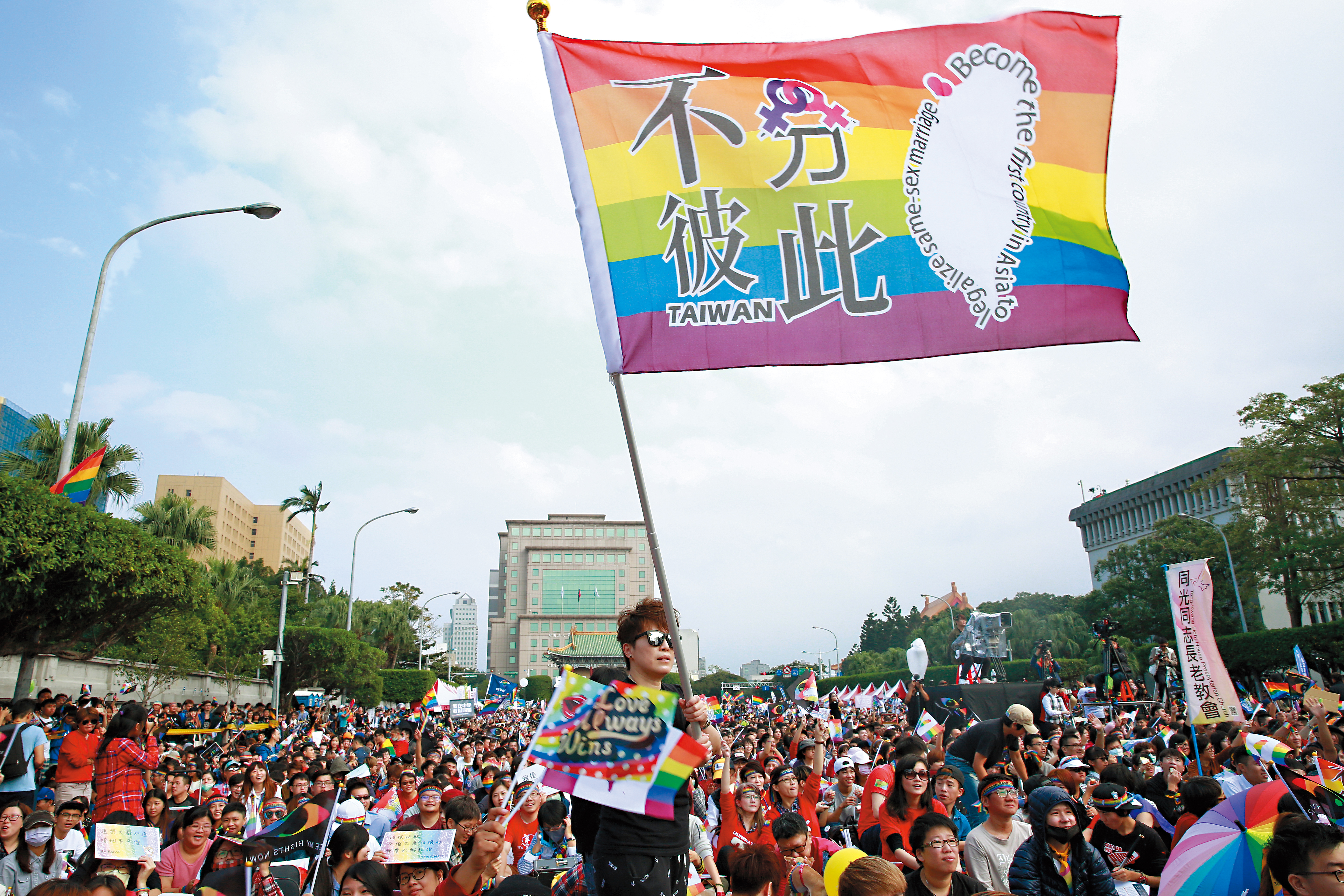 去年12月10日15萬人參加「讓生命不再逝去，為婚姻平權站出來」音樂會，將同婚運動推向最高峰，終換得同婚合法成果。