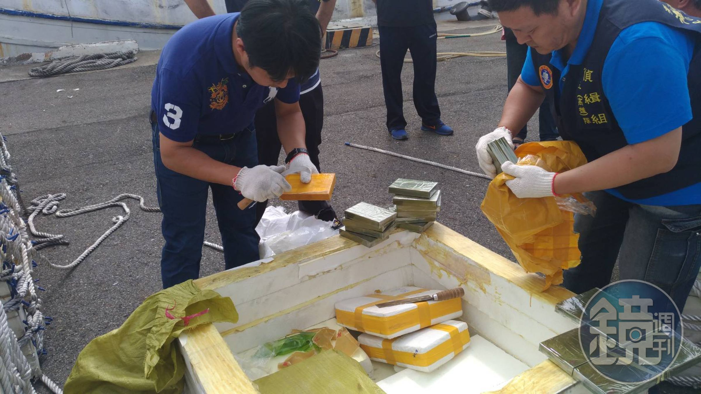 查緝隊幹員拆開碰墊，起出1,800塊，市價達百億的海洛英磚。