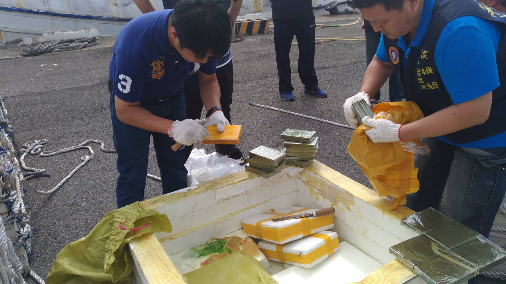 查緝隊幹員拆開碰墊，起出1,800塊，市價達百億的海洛英磚。