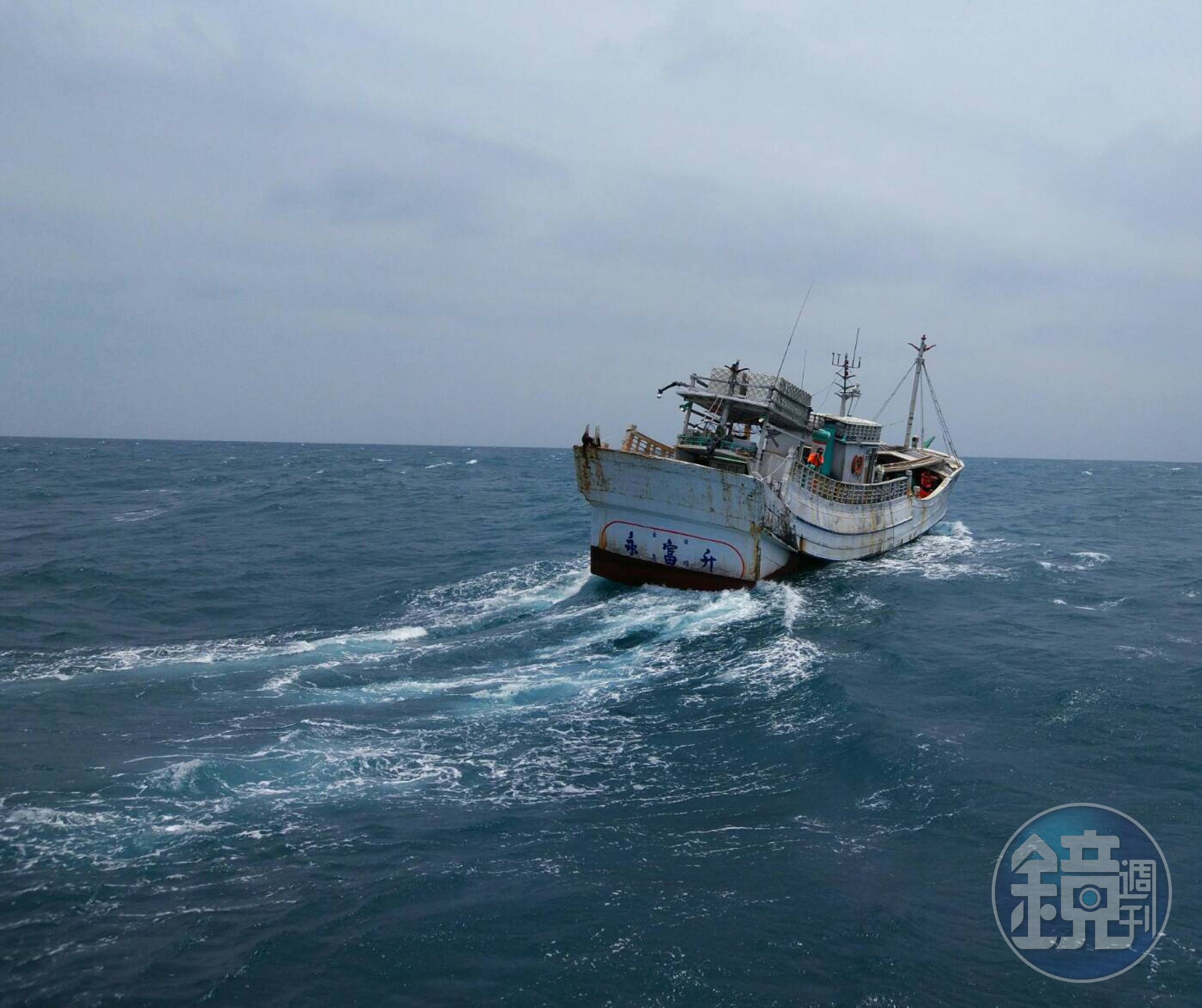永富升號在海上吃水嚴重，遭海巡查緝隊幹員攔檢。