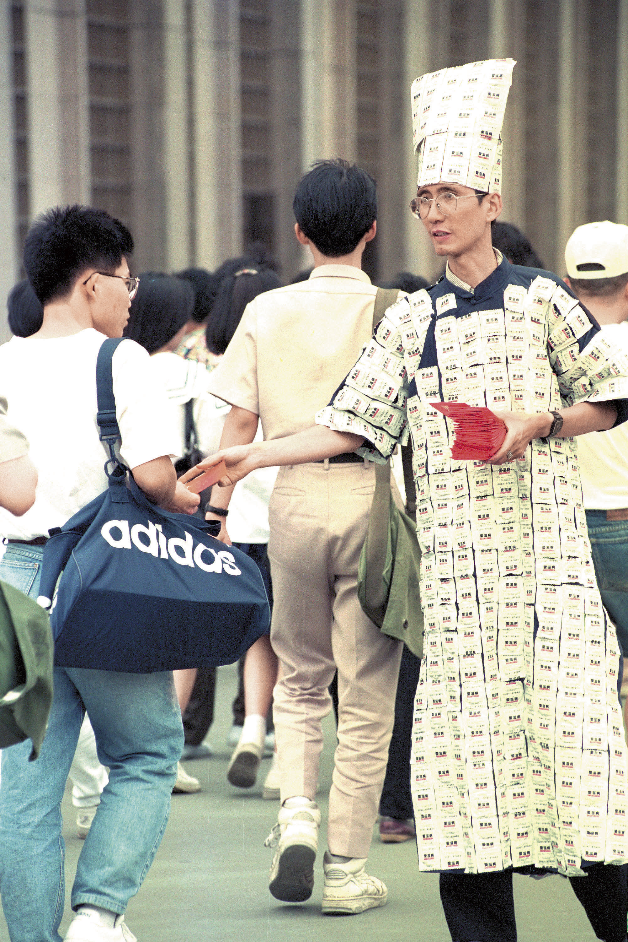 90年代初期,祁家威曾扮成全身以保險套裝飾的東方不敗,來吸引路人目光,趁機發送保險套、宣導愛滋防治。圖取自中央社