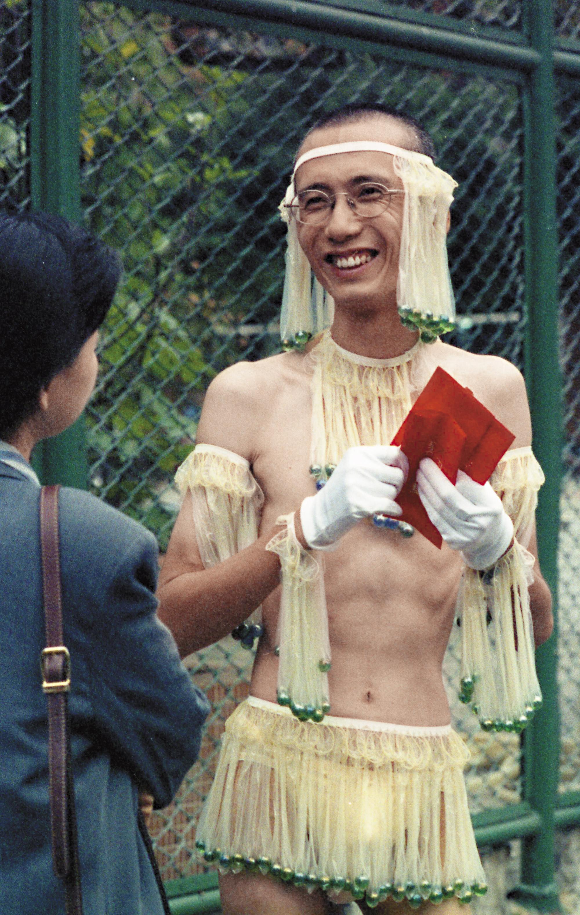 90年代初期，祁家威曾扮成埃及豔后造型，來吸引路人目光，趁機發送保險套、宣導愛滋防治。圖取自聯合知識庫